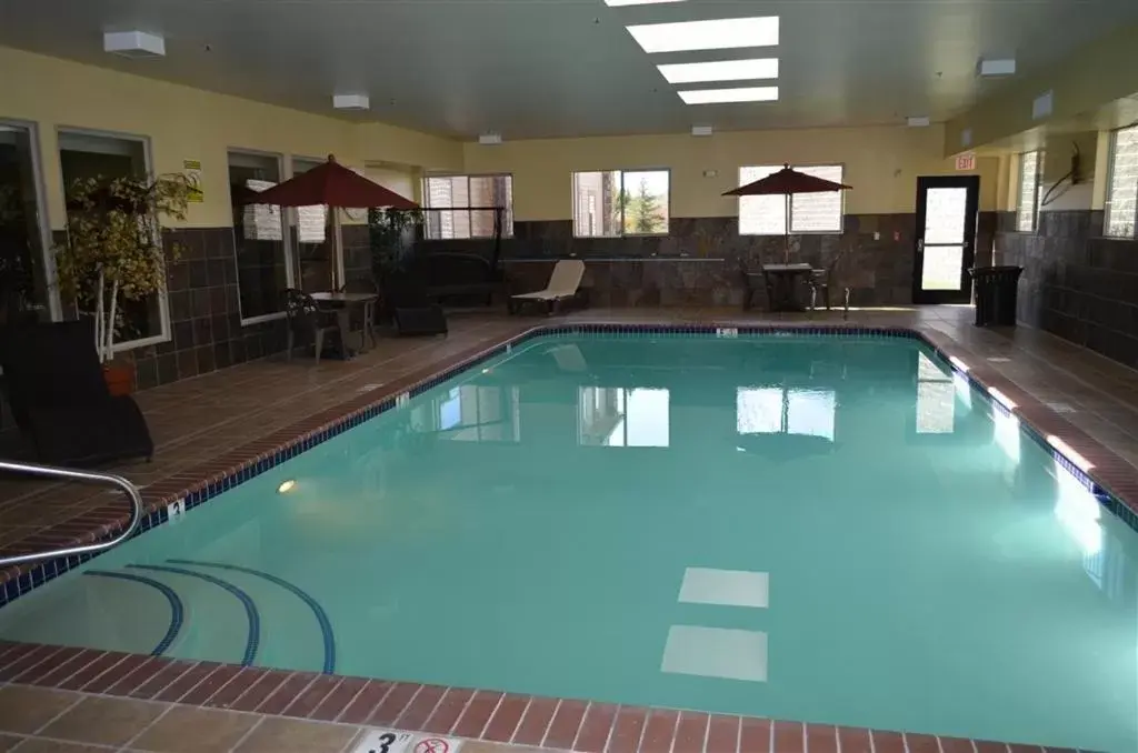 Swimming pool in Inn at Cross Keys Station Swimming pool in Inn at Cross Keys Station