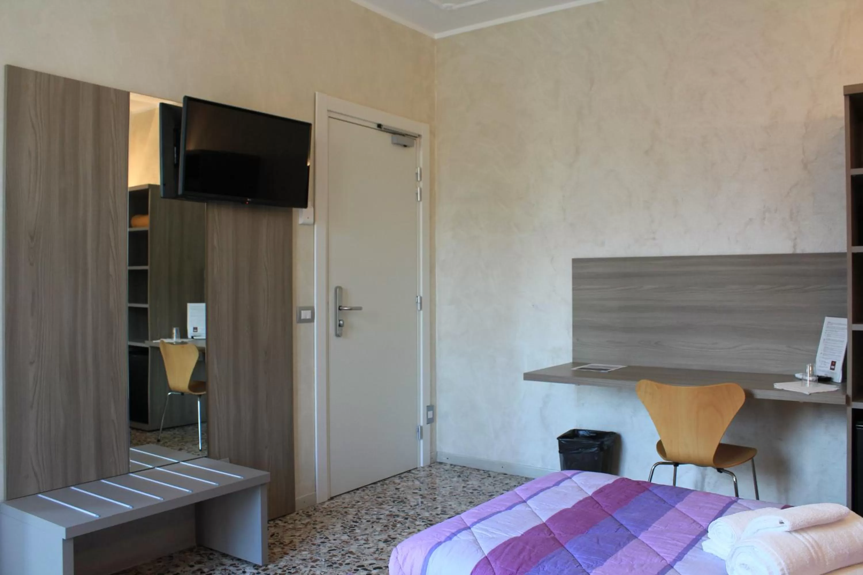 Photo of the whole room, Bed in SoloSonno