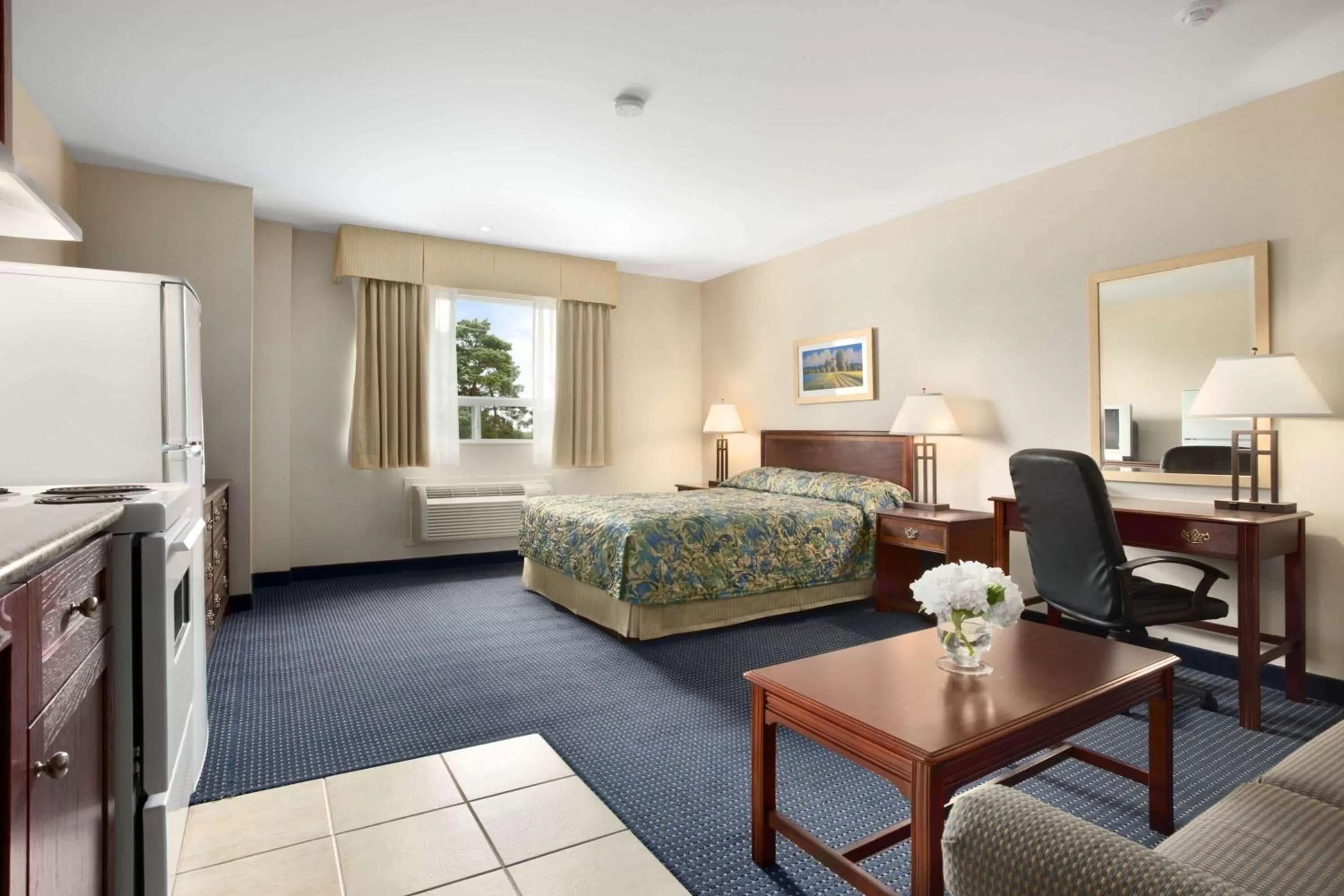 Photo of the whole room, Bed in Travelodge by Wyndham Trenton