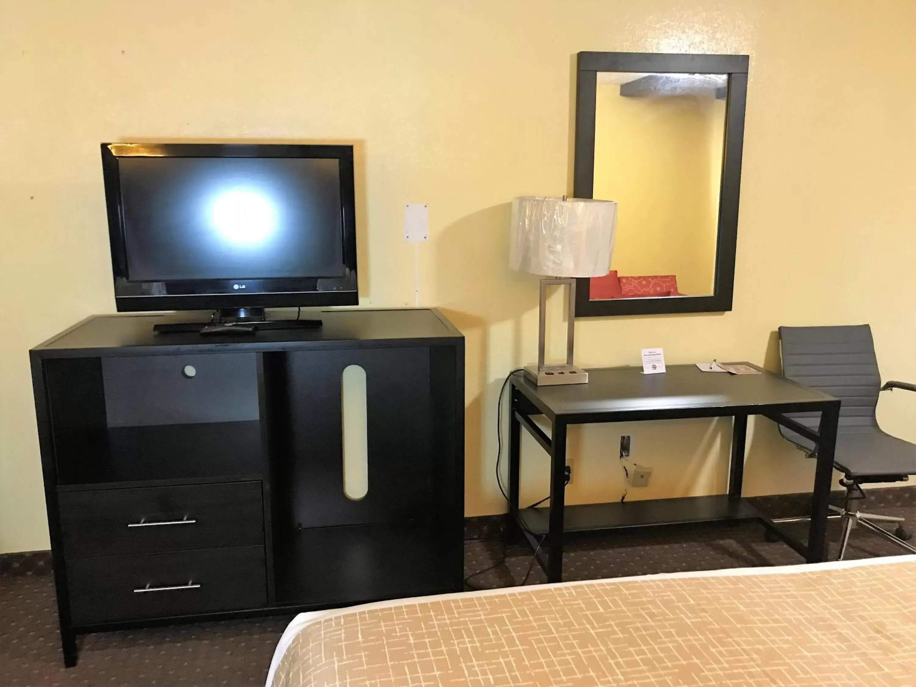 TV and multimedia, TV/Entertainment Center in Travelodge by Wyndham New Braunfels