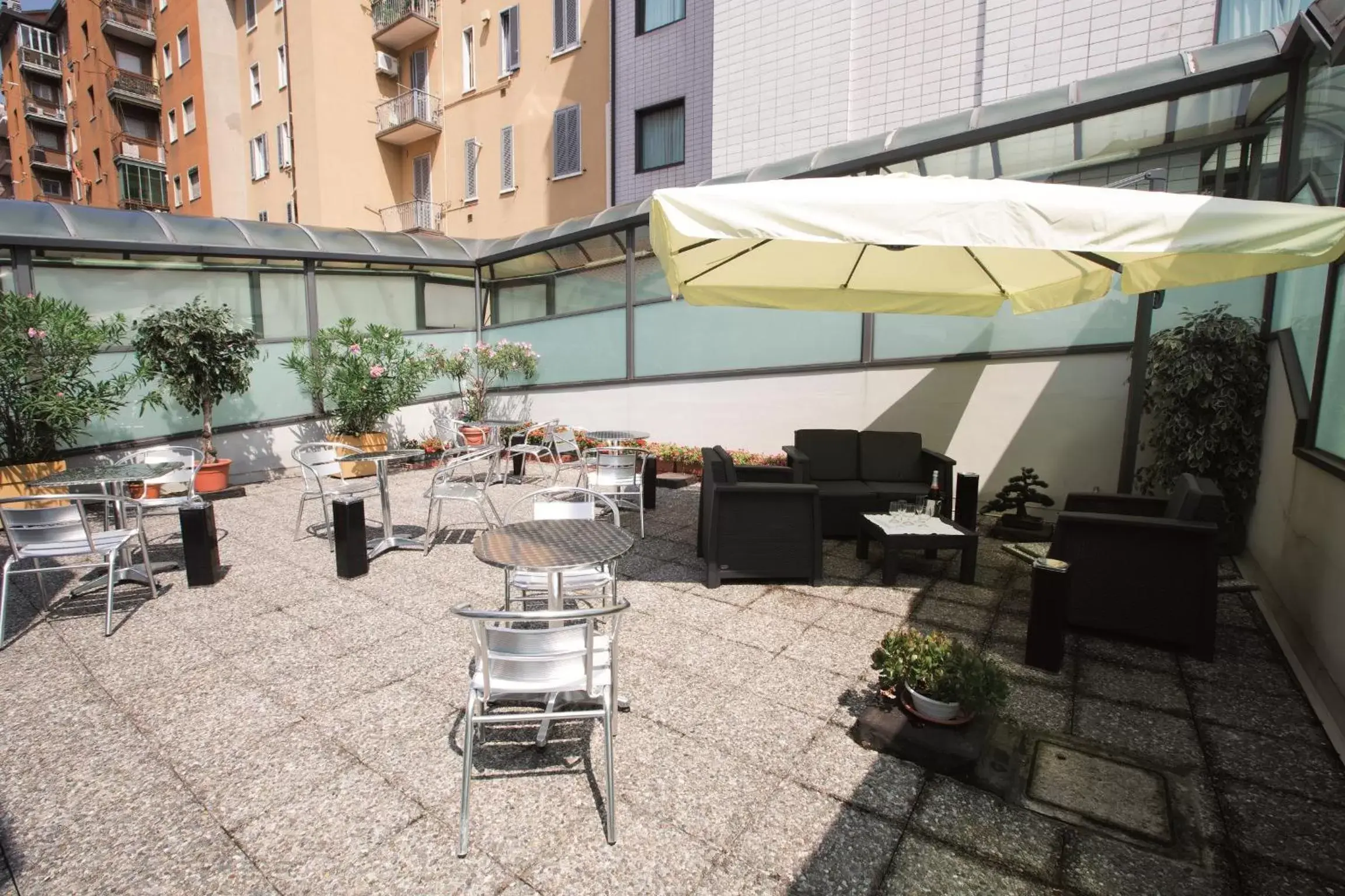 Garden, Restaurant/Places to Eat in iH Hotels Milano St. John