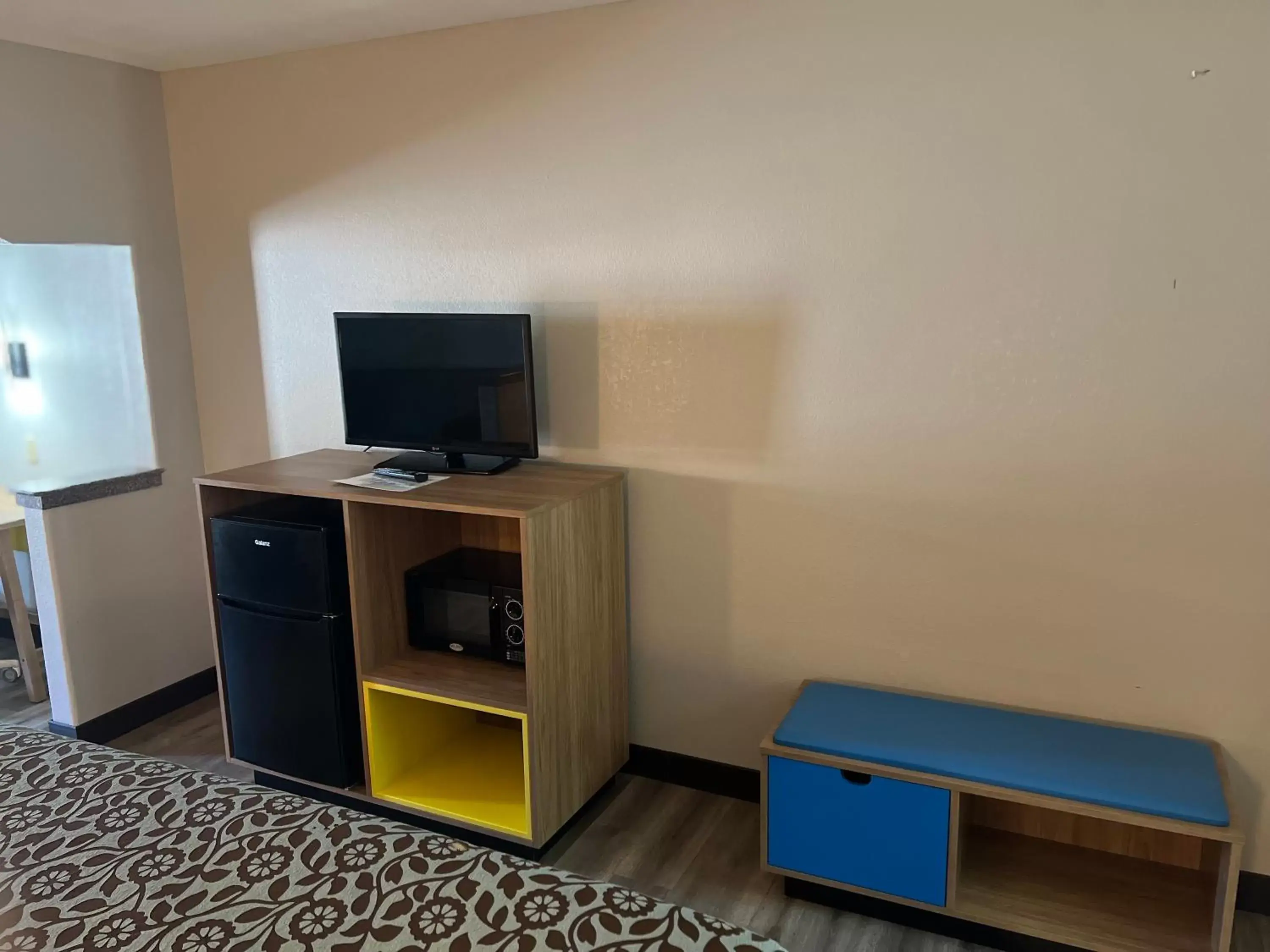 Living room, TV/Entertainment Center in Days Inn & Suites by Wyndham Opelousas