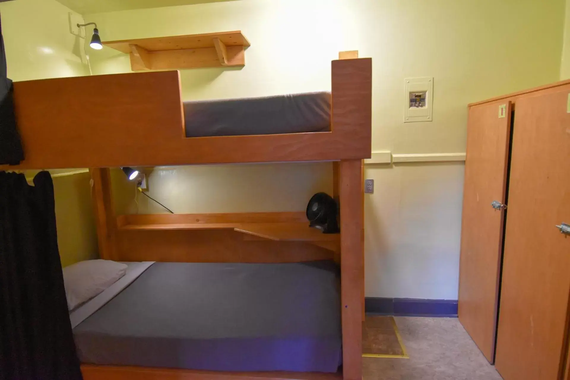 Single Bed in Female Dormitory Room in Ocean Island Inn | Backpackers | Suites