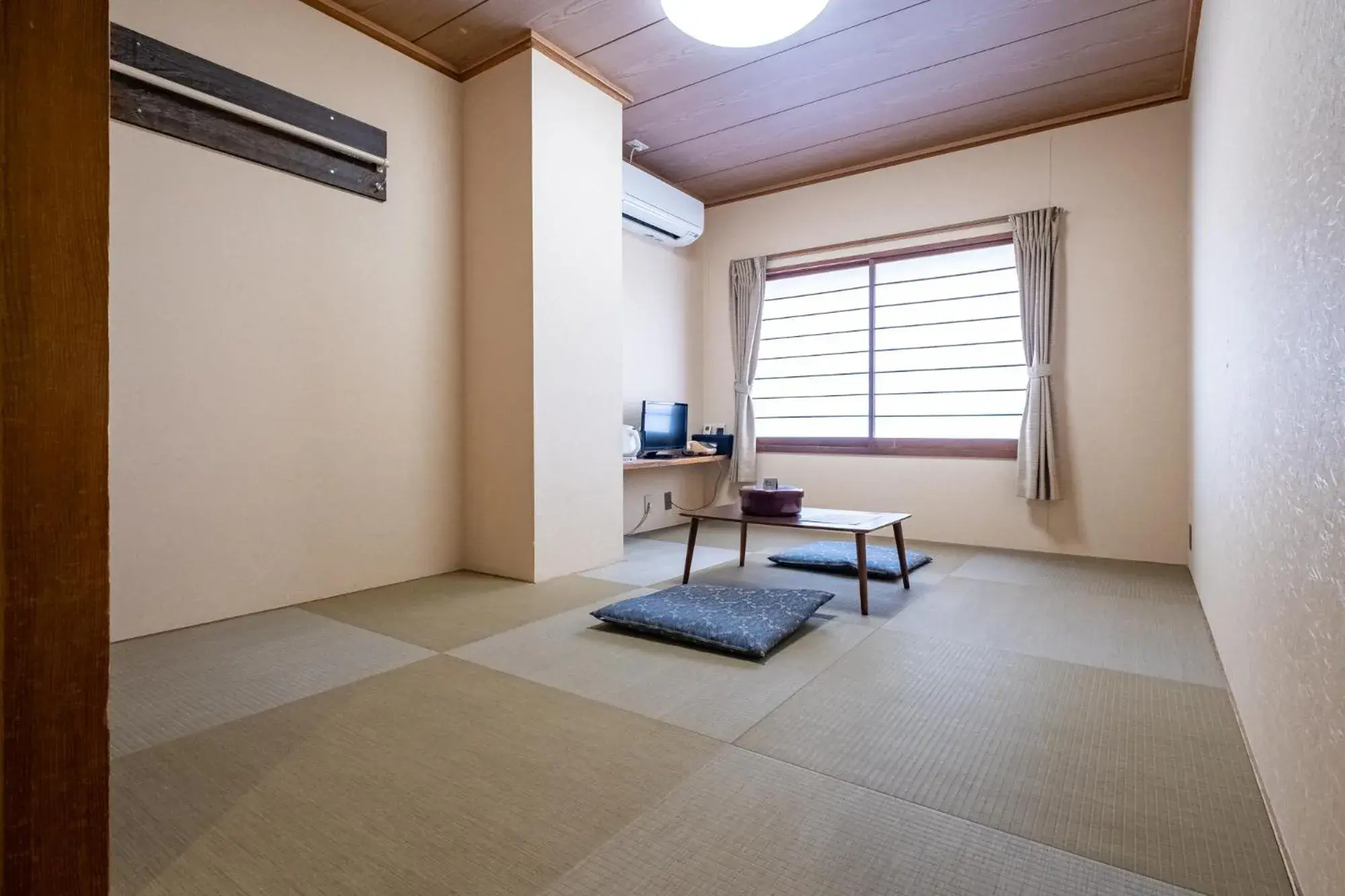 air conditioner, Seating Area in Kawaguchiko Station Inn