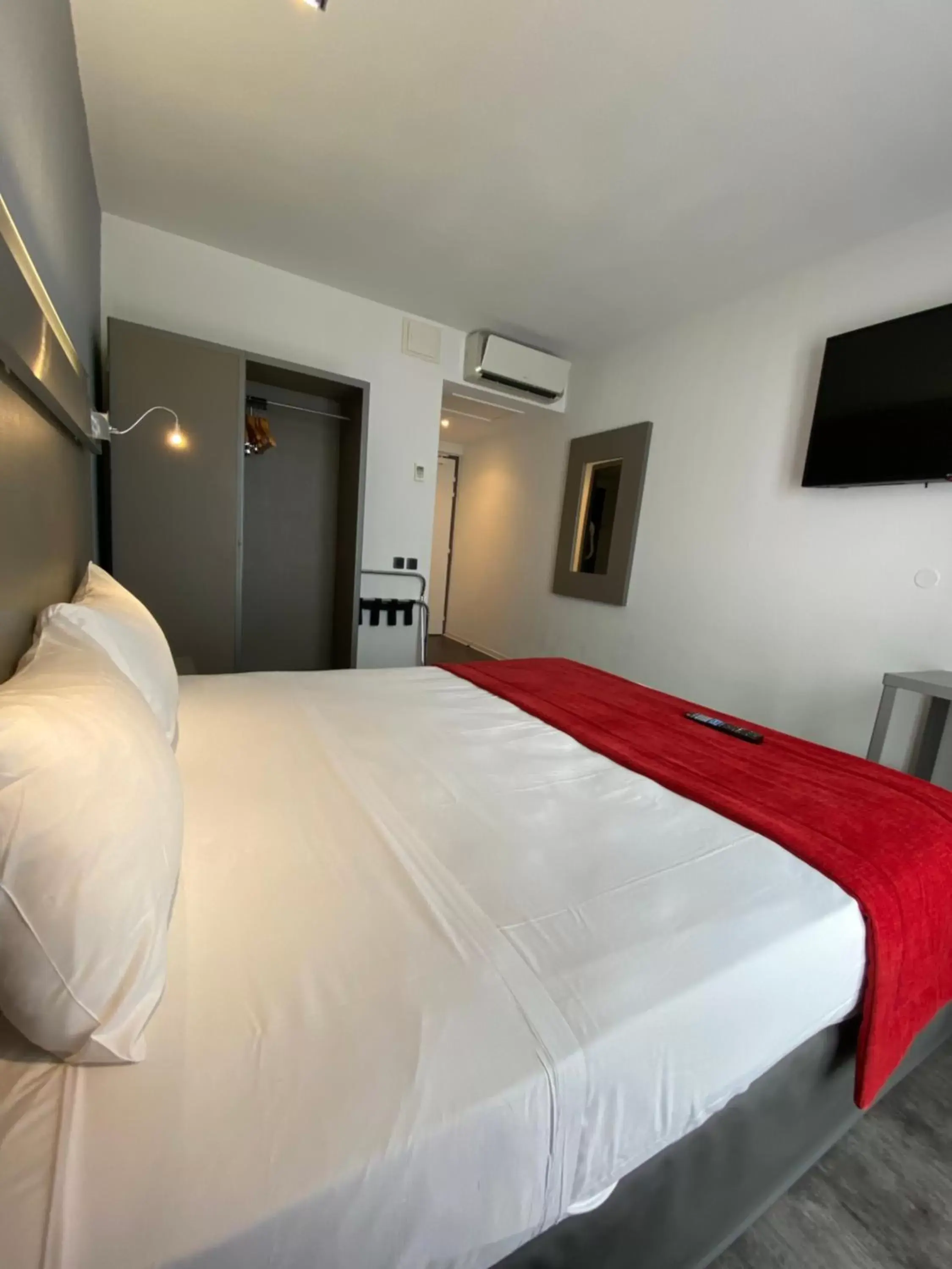 Bedroom, Bed in The Originals City, Hôtel Les Dômes, Perpignan Sud Saleilles