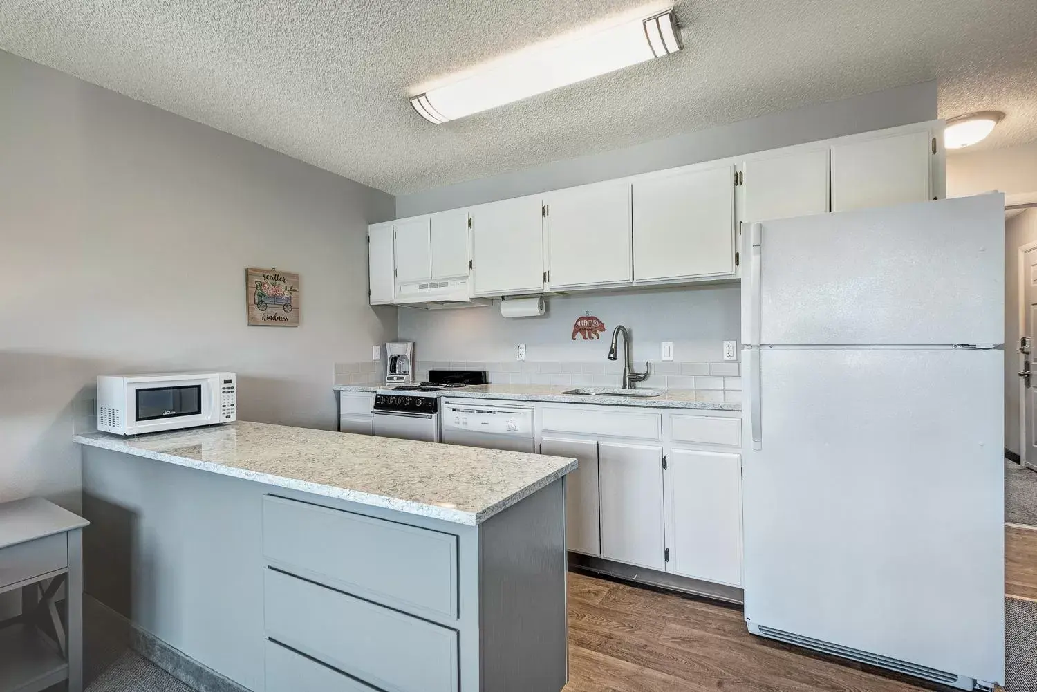 Kitchen or kitchenette, Kitchen/Kitchenette in Bend Riverside Condos