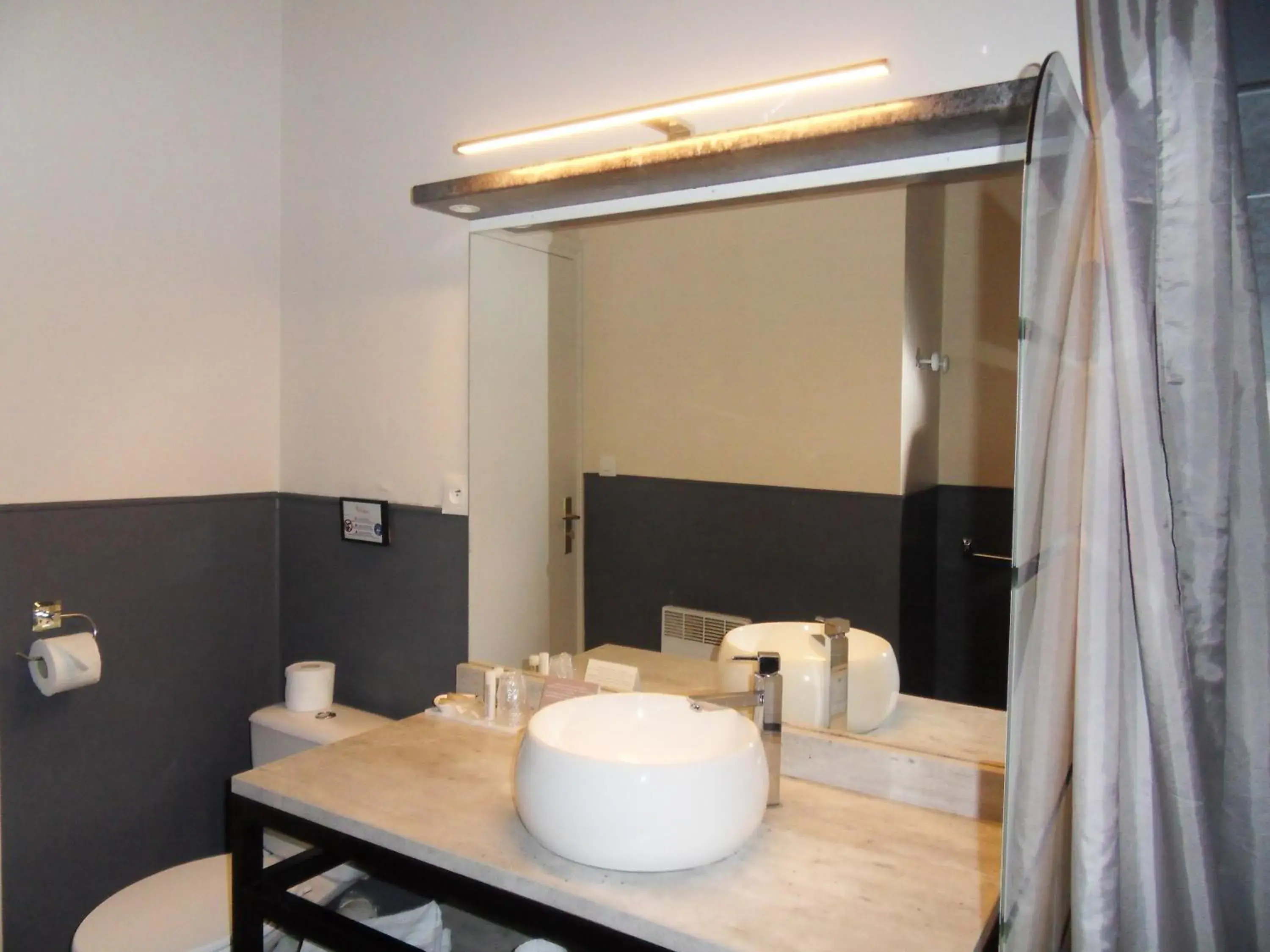 Bathroom in Les Aubuns Country Hotel