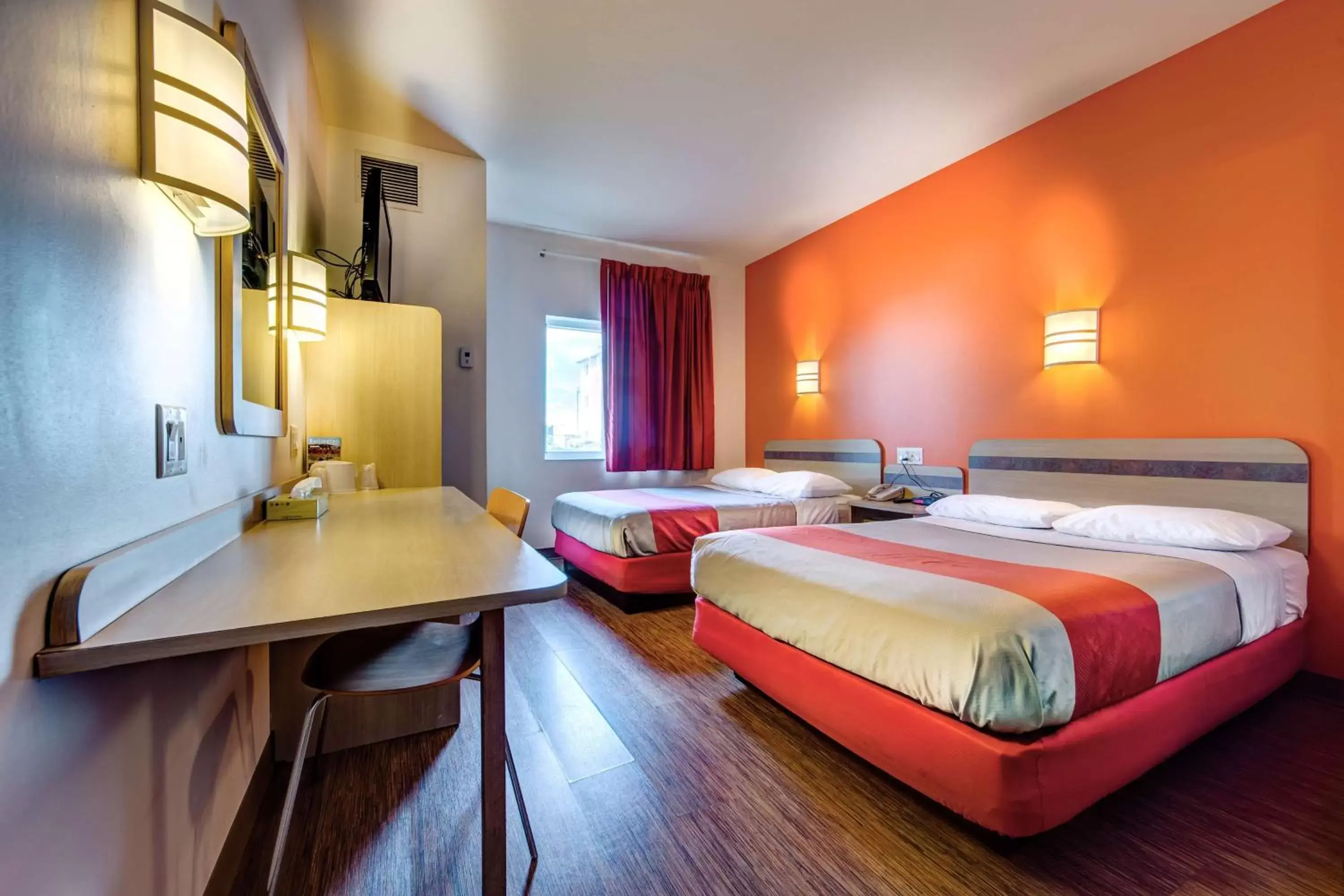 Bedroom, Room Photo in Motel 6-Burlington, ON - Toronto West - Oakville
