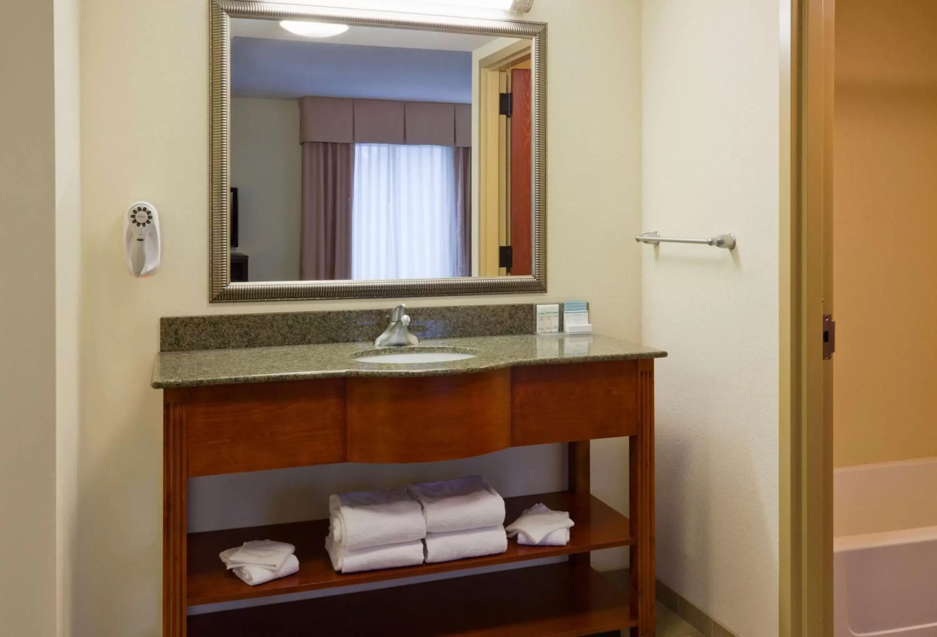 Bed, Bathroom in Hampton Inn & Suites Lino Lakes