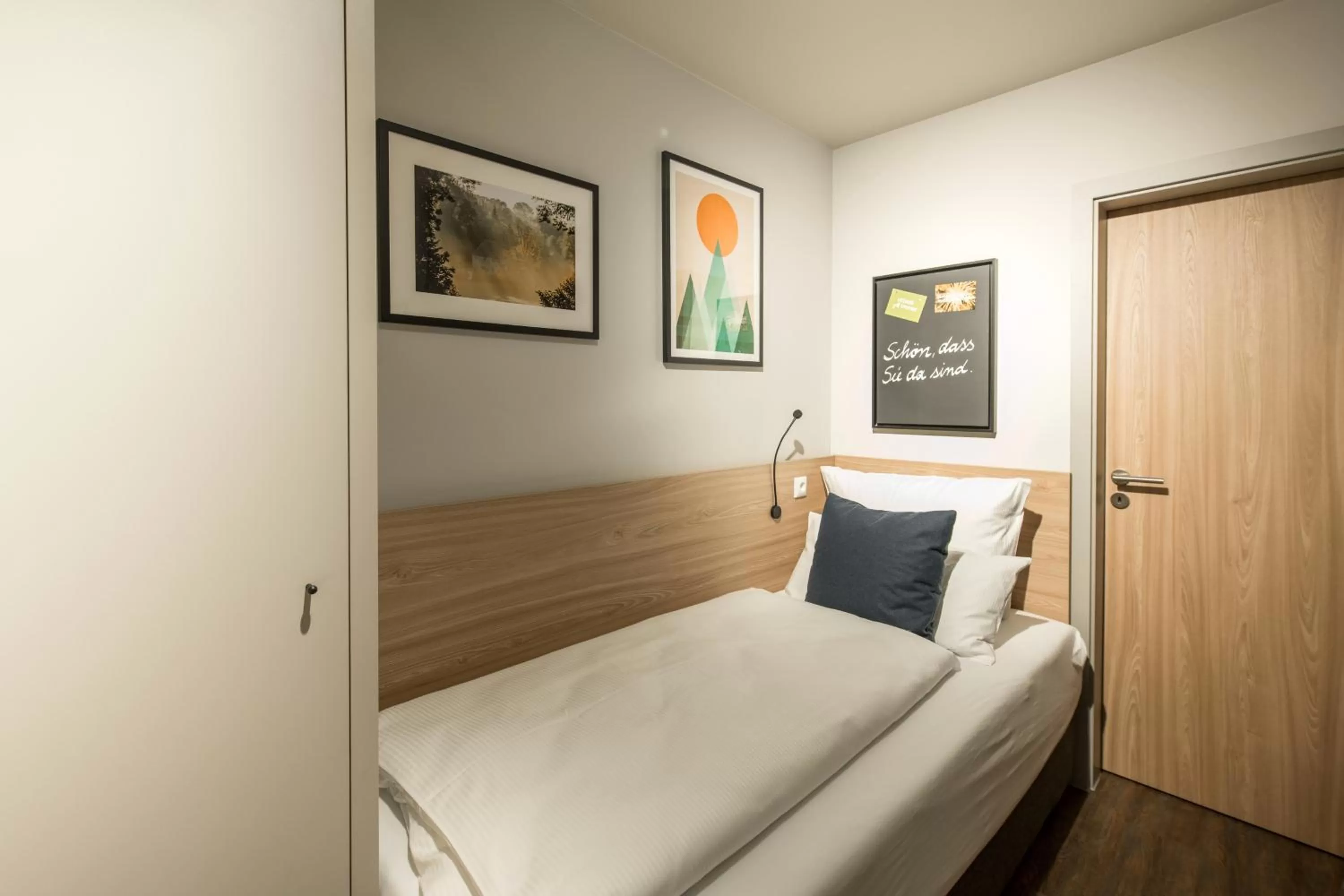 Photo of the whole room, Bed in stattHotel Weimar