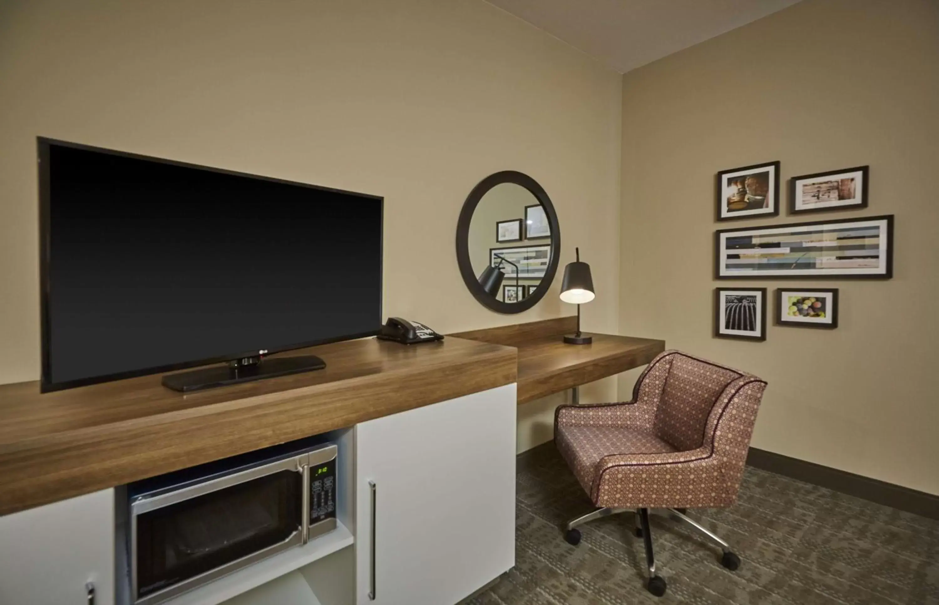 Bedroom, TV/Entertainment Center in Hampton Inn & Suites Roseburg