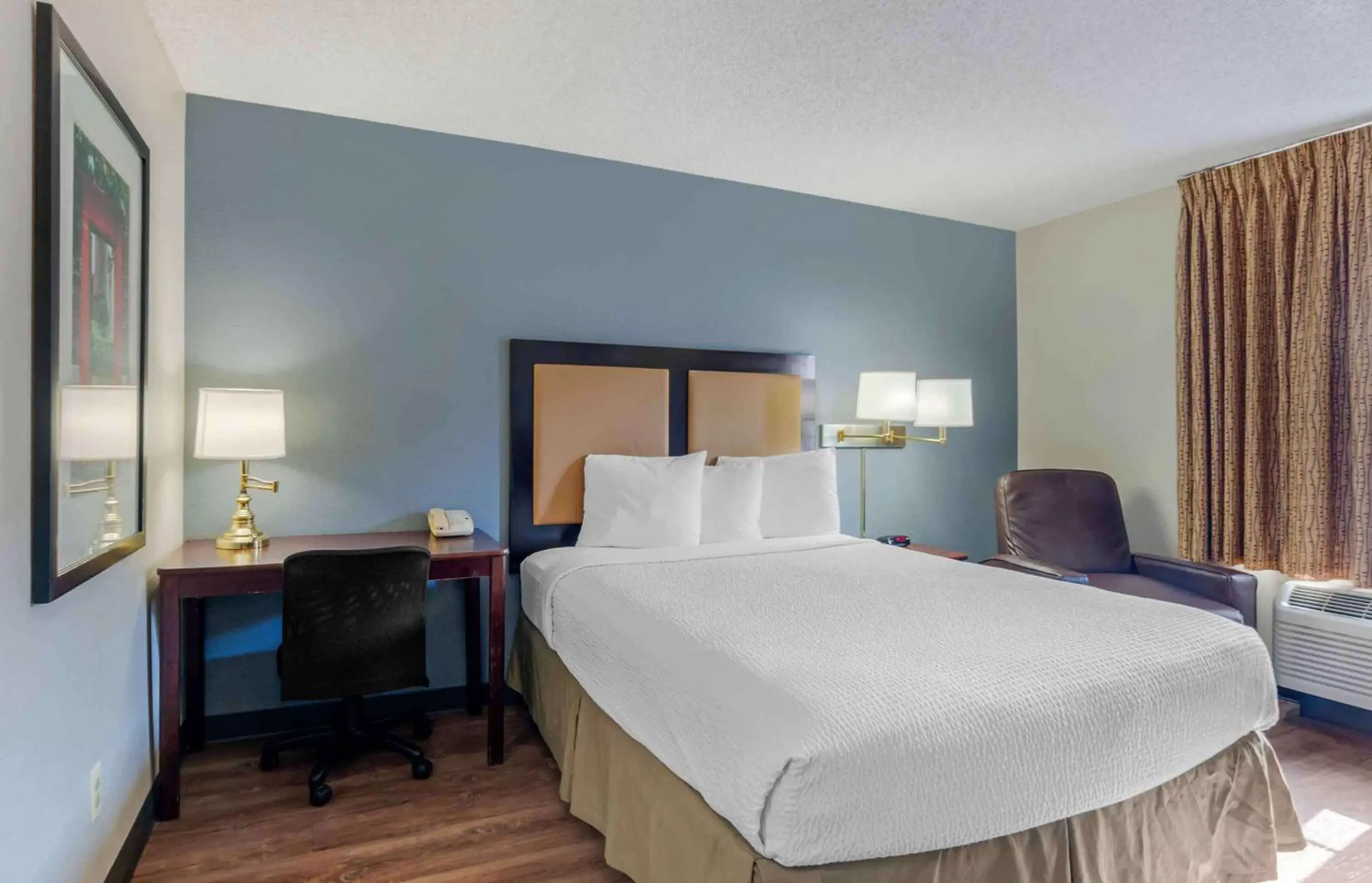Bedroom, Bed in Extended Stay America Suites - Los Angeles - Torrance Blvd