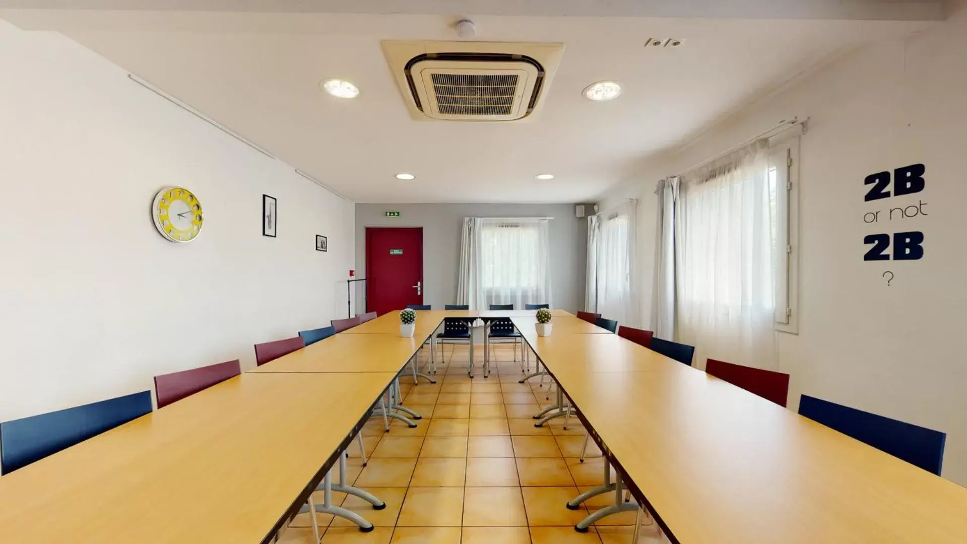 Meeting/conference room in L'Auberge Everhotel de Tarbes-Ibos