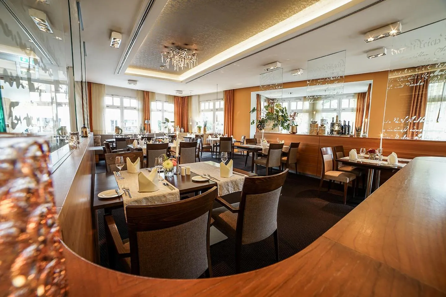 Restaurant/places to eat in Lind Hotel