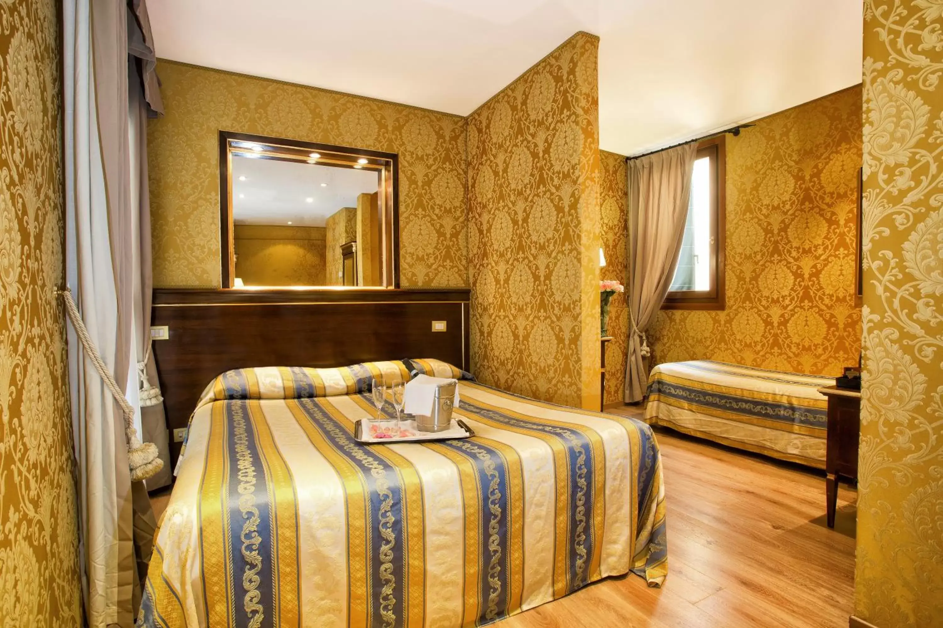 Photo of the whole room, Bed in Residenza Goldoni