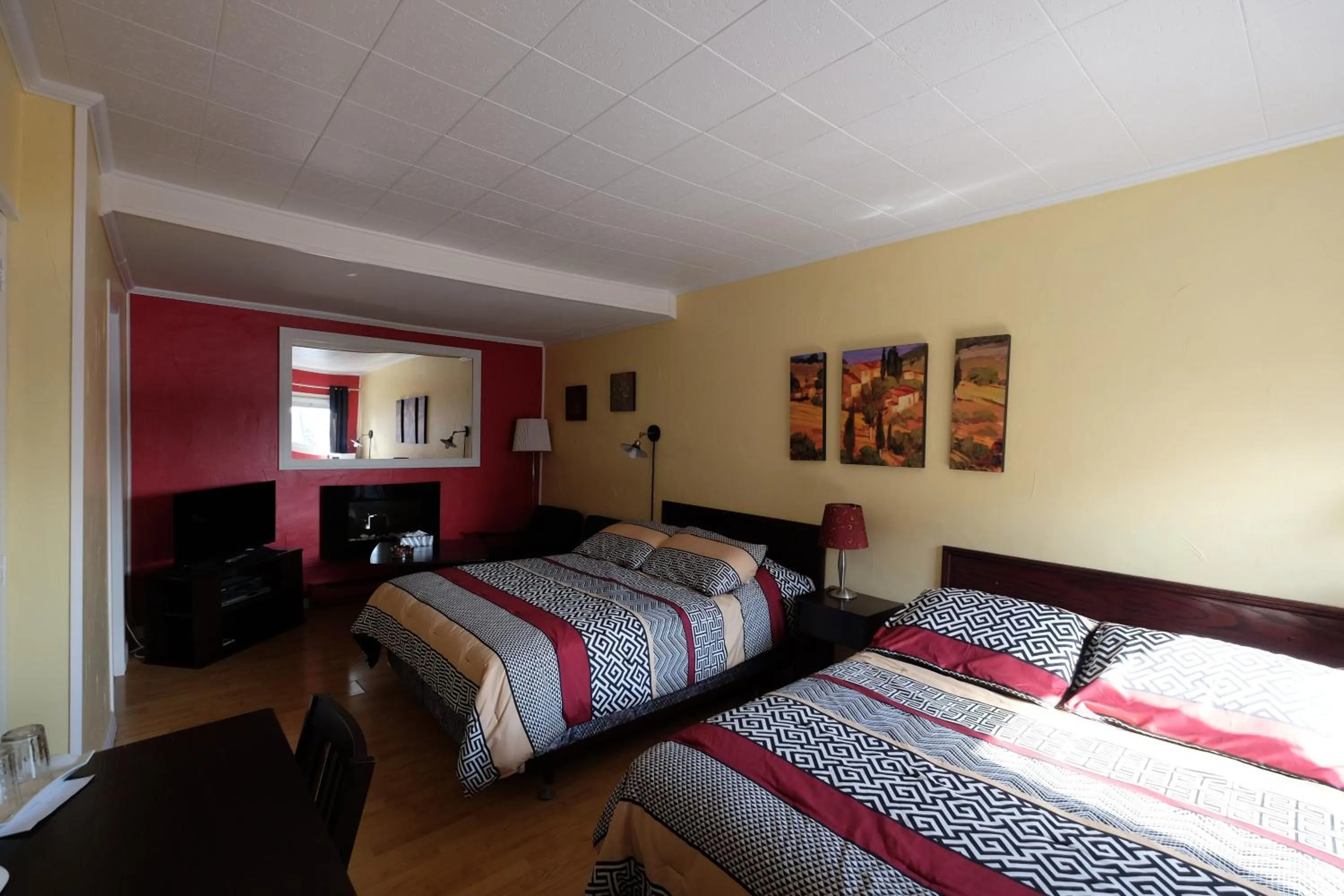 Bed in Motel Canadien