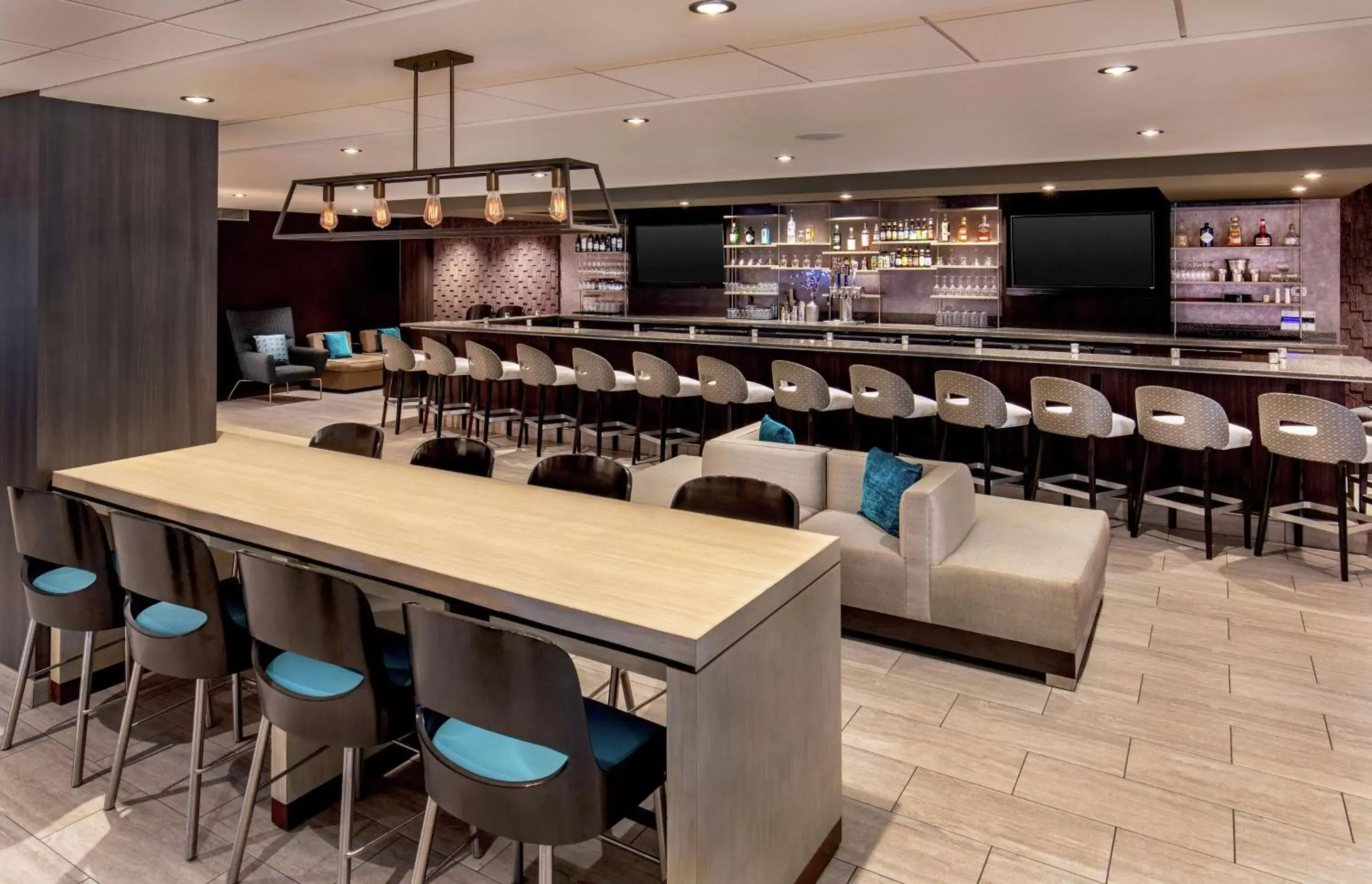 Lounge or bar, Restaurant/Places to Eat in DoubleTree by Hilton Columbia