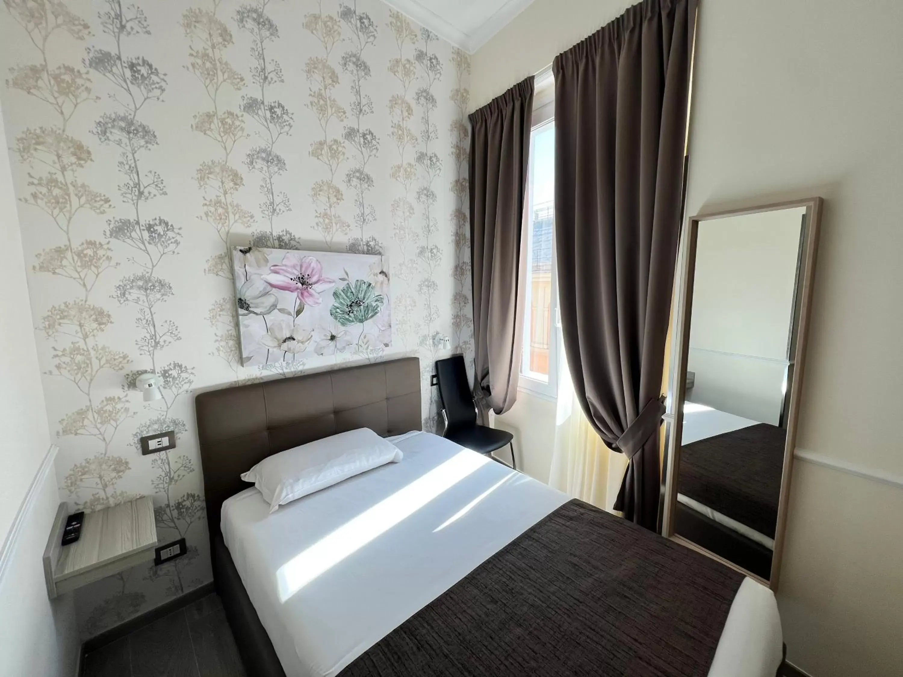 Large Single Room in Hotel Le Petit