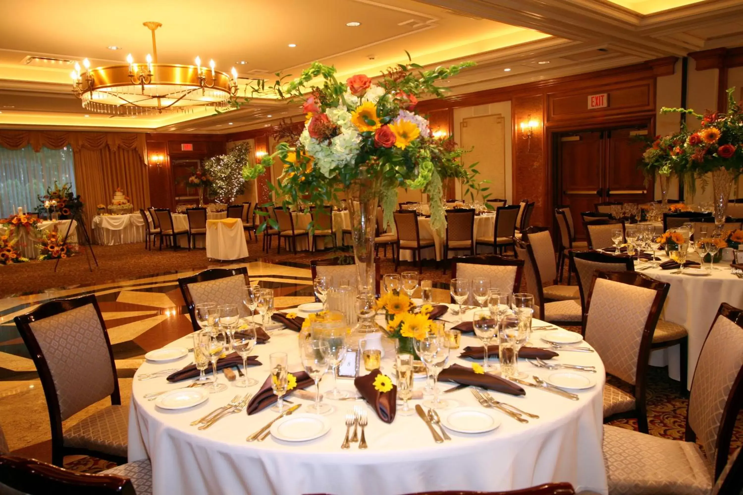 Restaurant/Places to Eat in Norwalk Inn & Conference Center