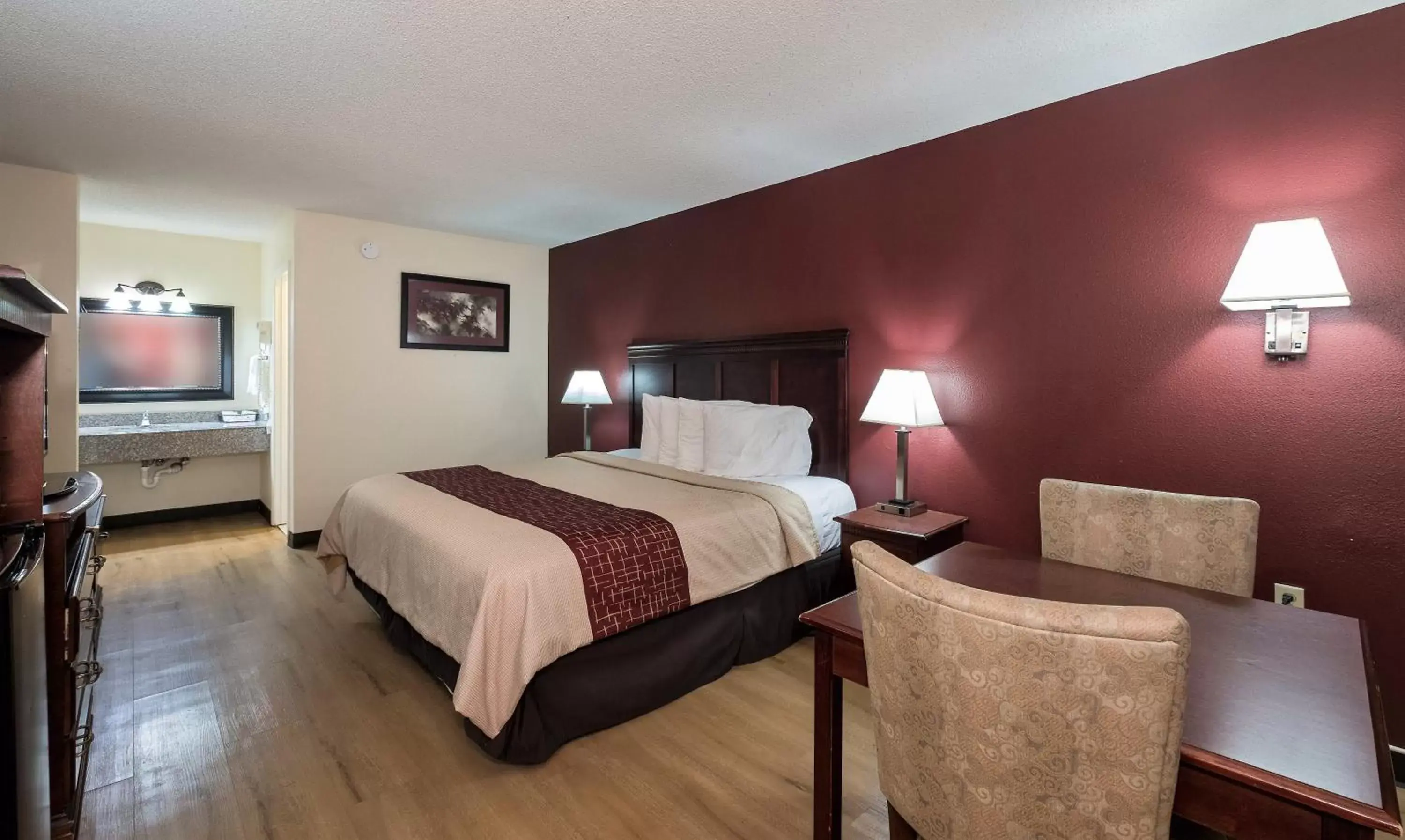 Photo of the whole room, Bed in Red Roof Inn Chipley