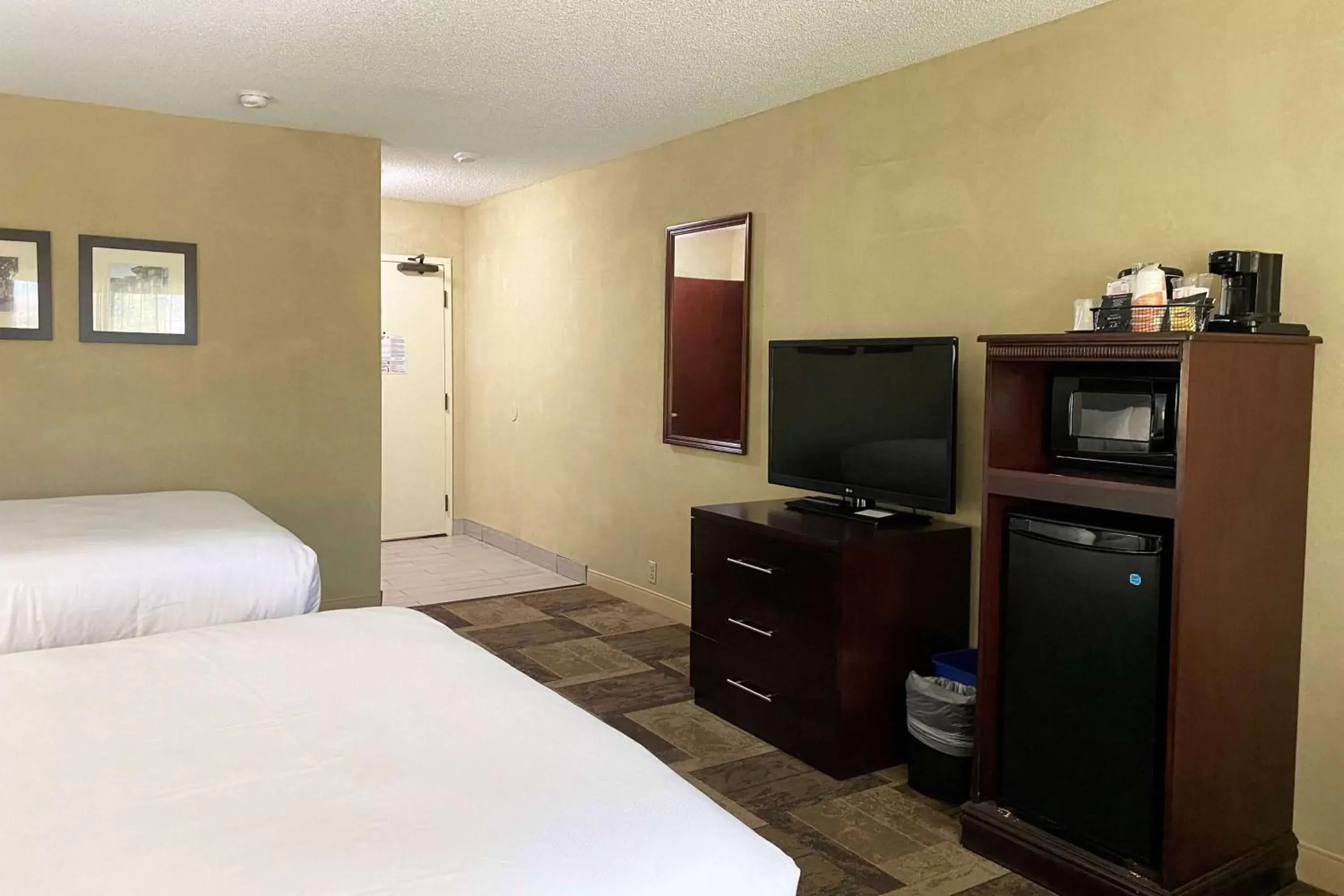 Photo of the whole room, TV/Entertainment Center in Wyndham Garden Newark Fremont Silicon Valley