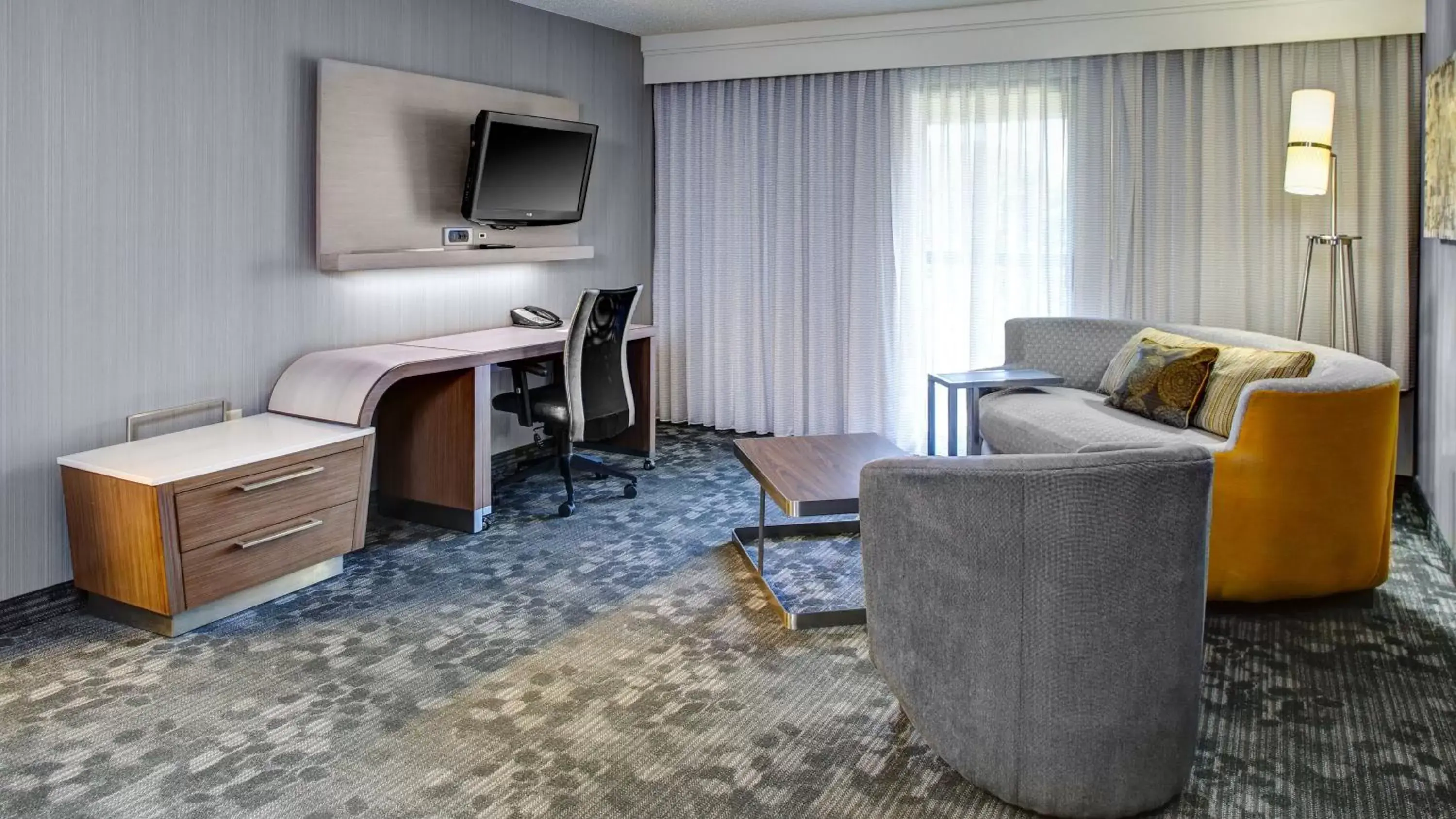 Living room, TV/Entertainment Center in Courtyard by Marriott Cleveland Westlake