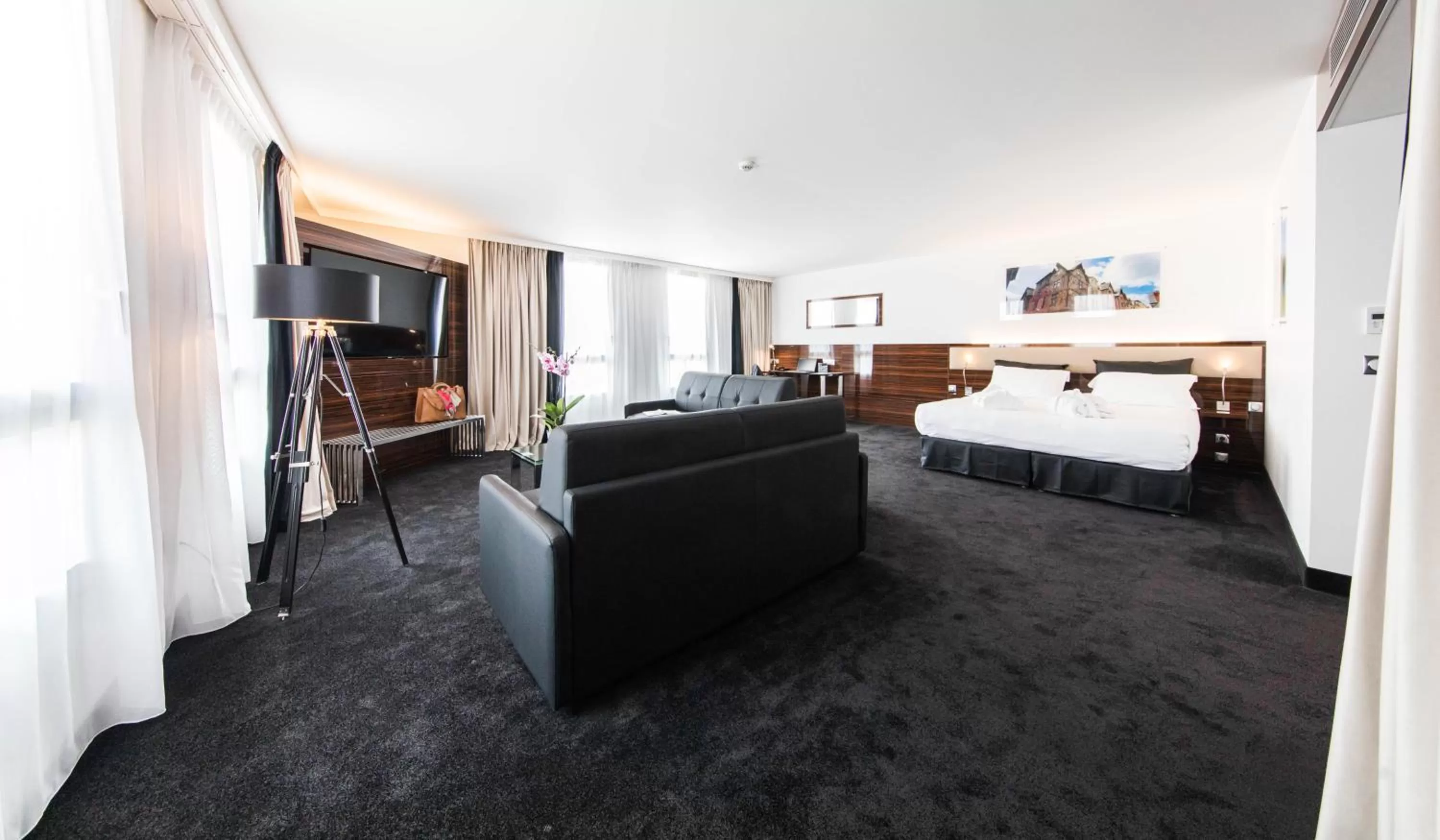 Photo of the whole room, Bed in Westotel Tours Val de Loire