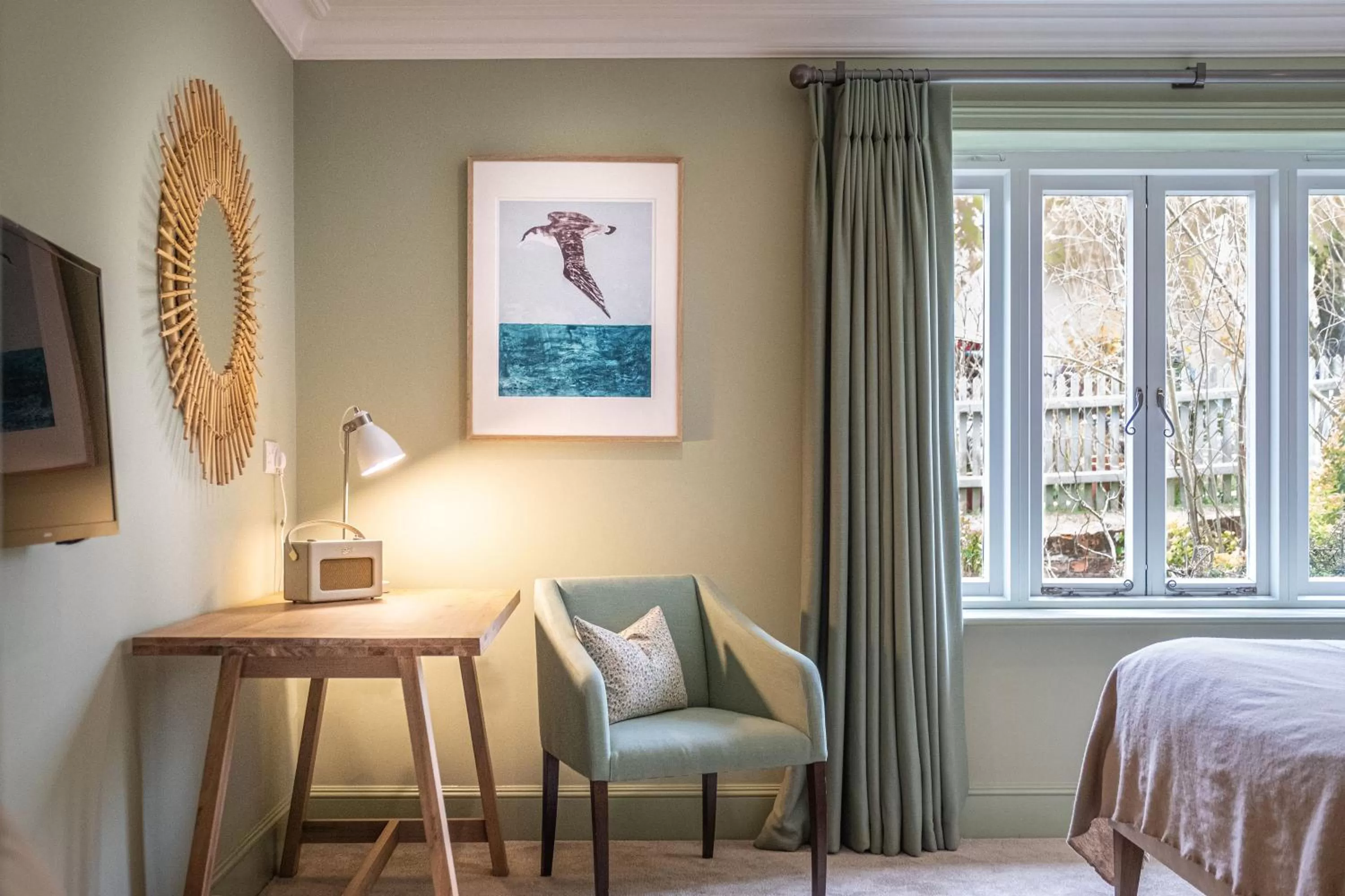 Seating area, Bed in The Crown Inn