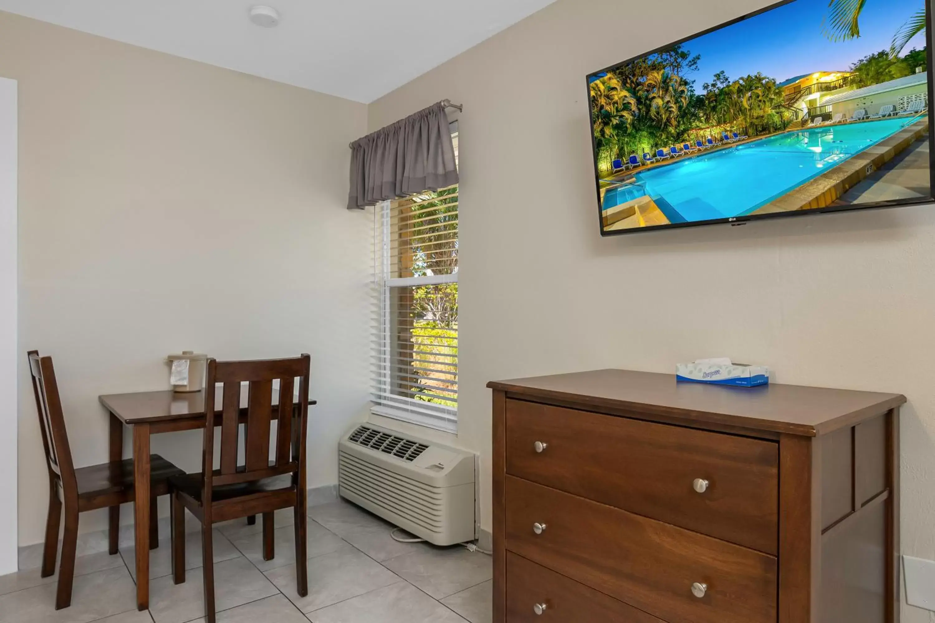 Dining area, TV/Entertainment Center in The Fairways Inn of Naples