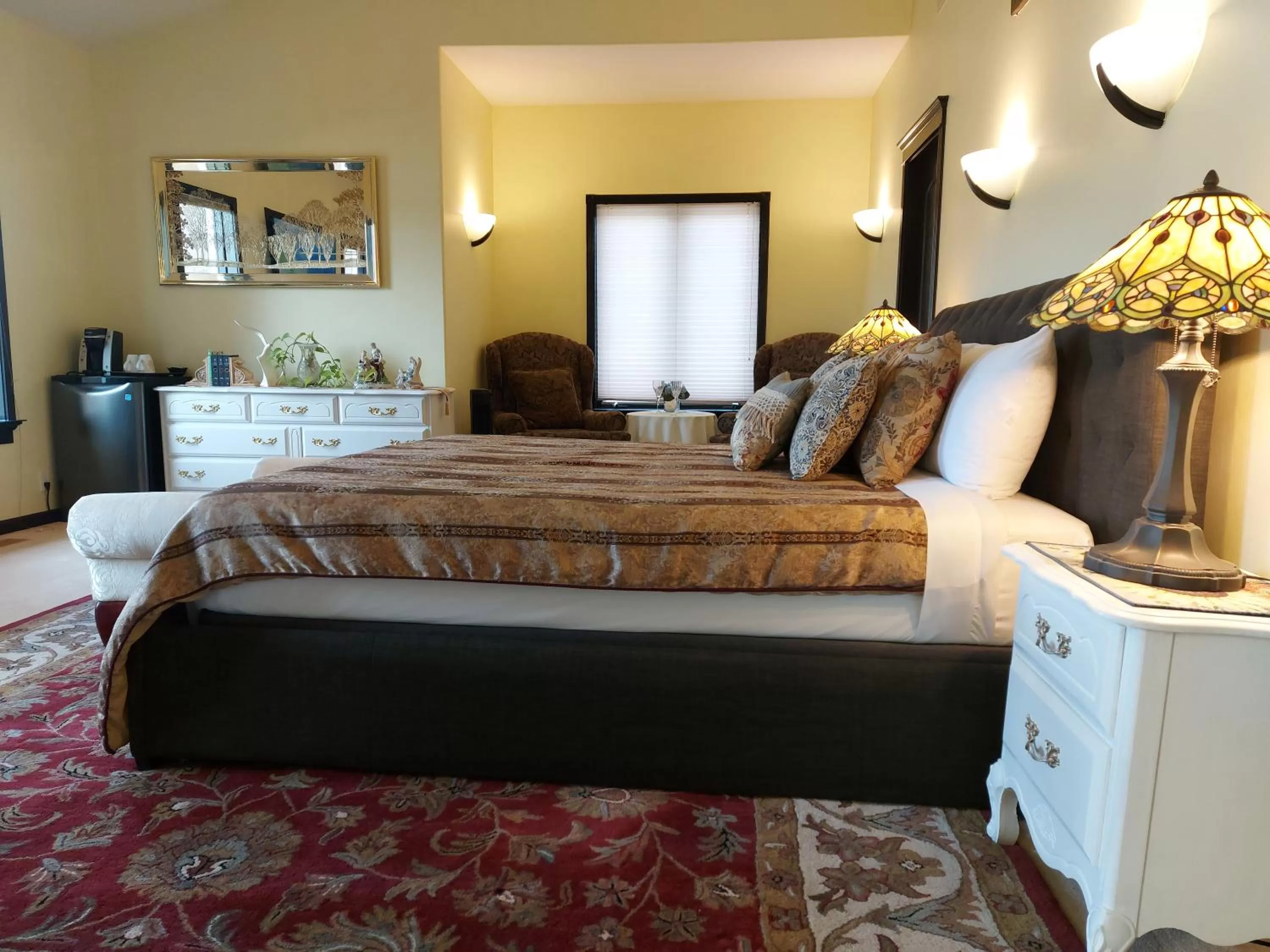 Bedroom, Bed in Summer Express Kelowna B&B - Villa Bellissimo Fran-Talia