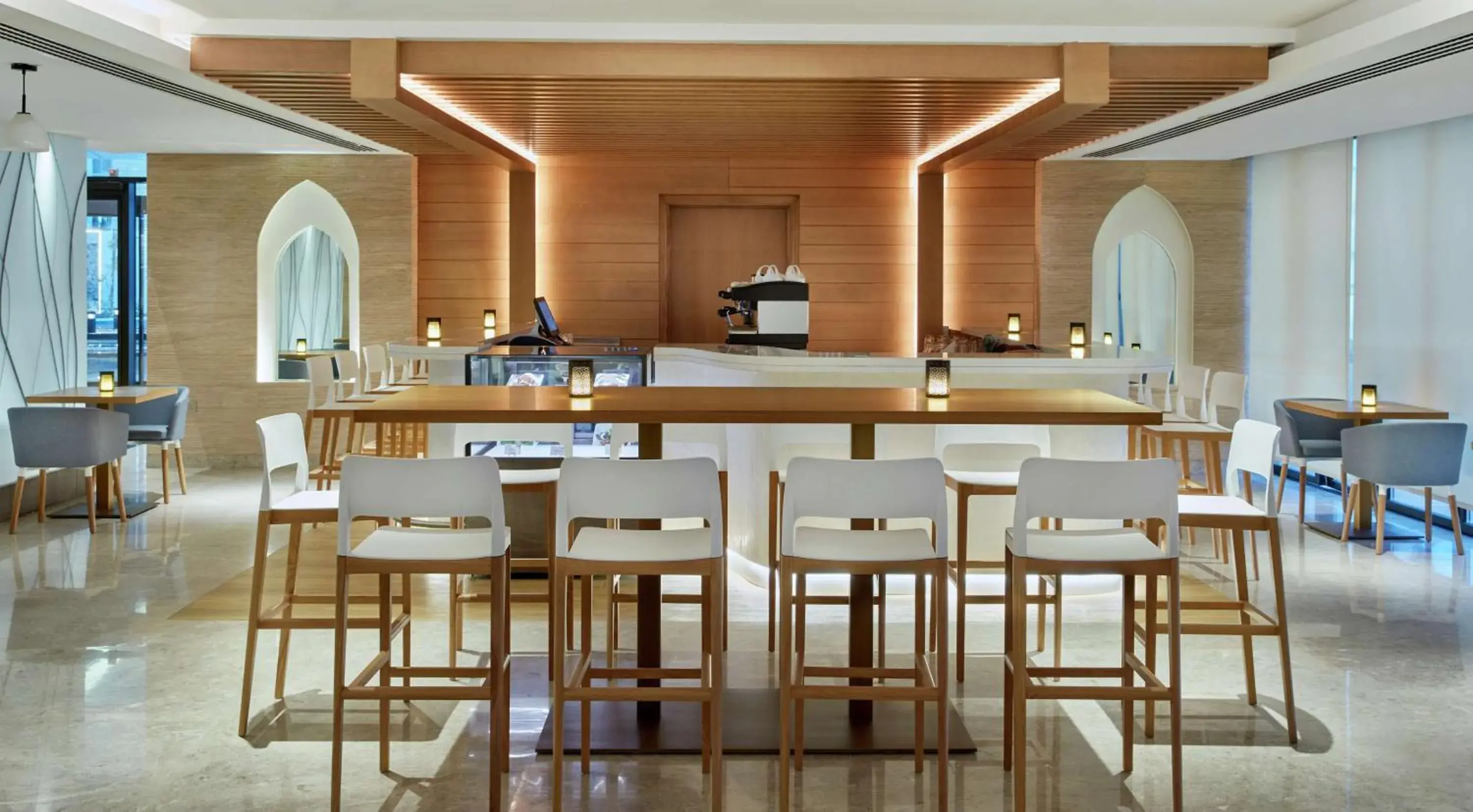 Lounge or bar, Restaurant/Places to Eat in Hilton Garden Inn Muscat Al Khuwair