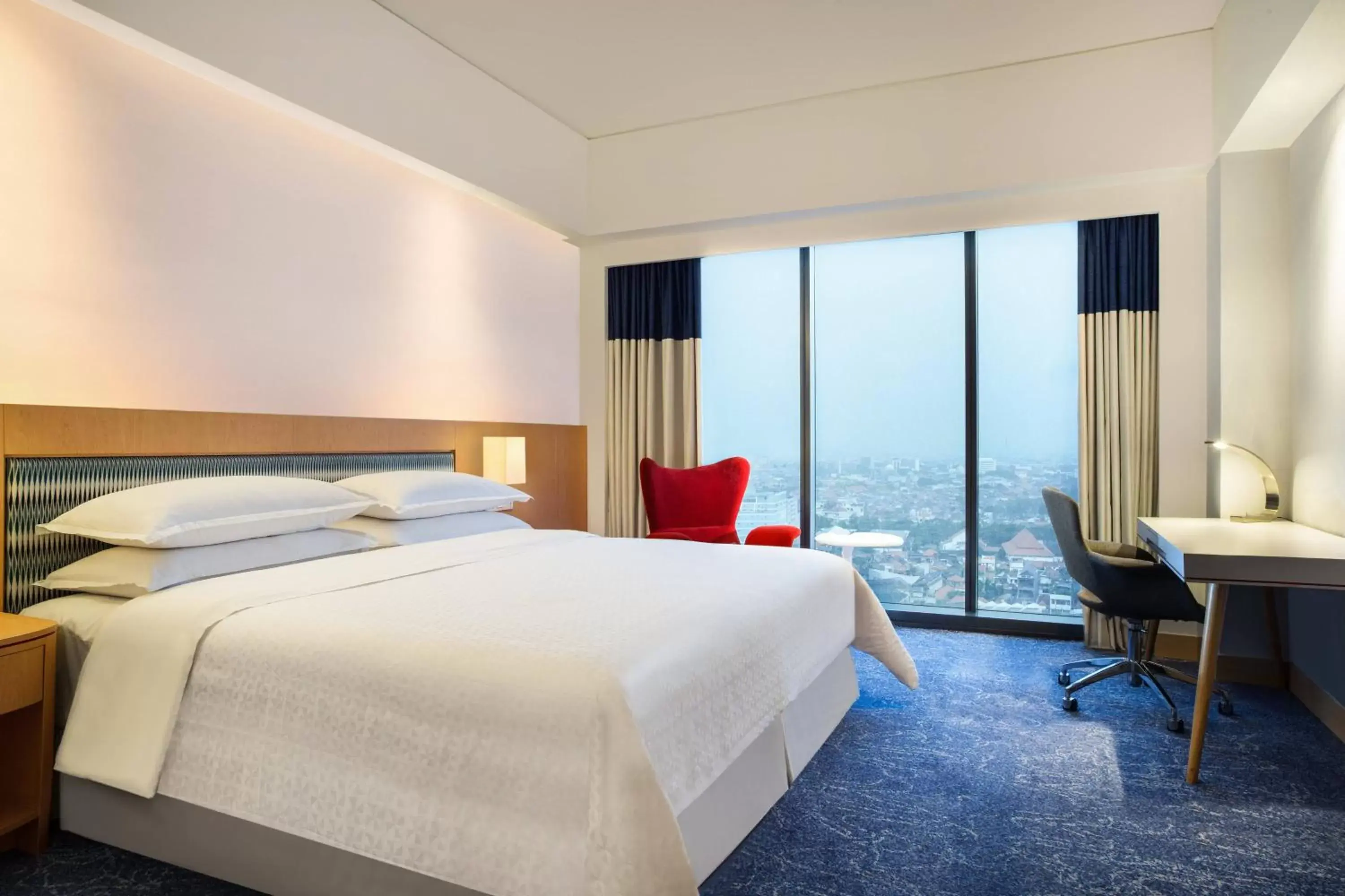 Photo of the whole room, Bed in Four Points by Sheraton Surabaya, Tunjungan Plaza