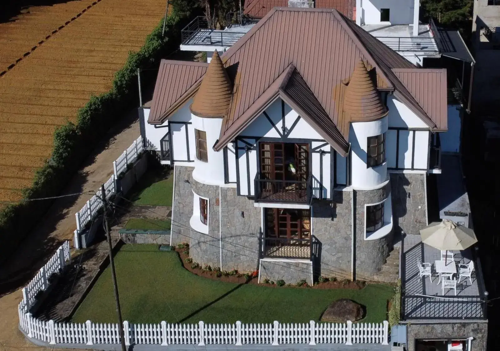 Property building, Bird's-eye View in Villa De Roshe