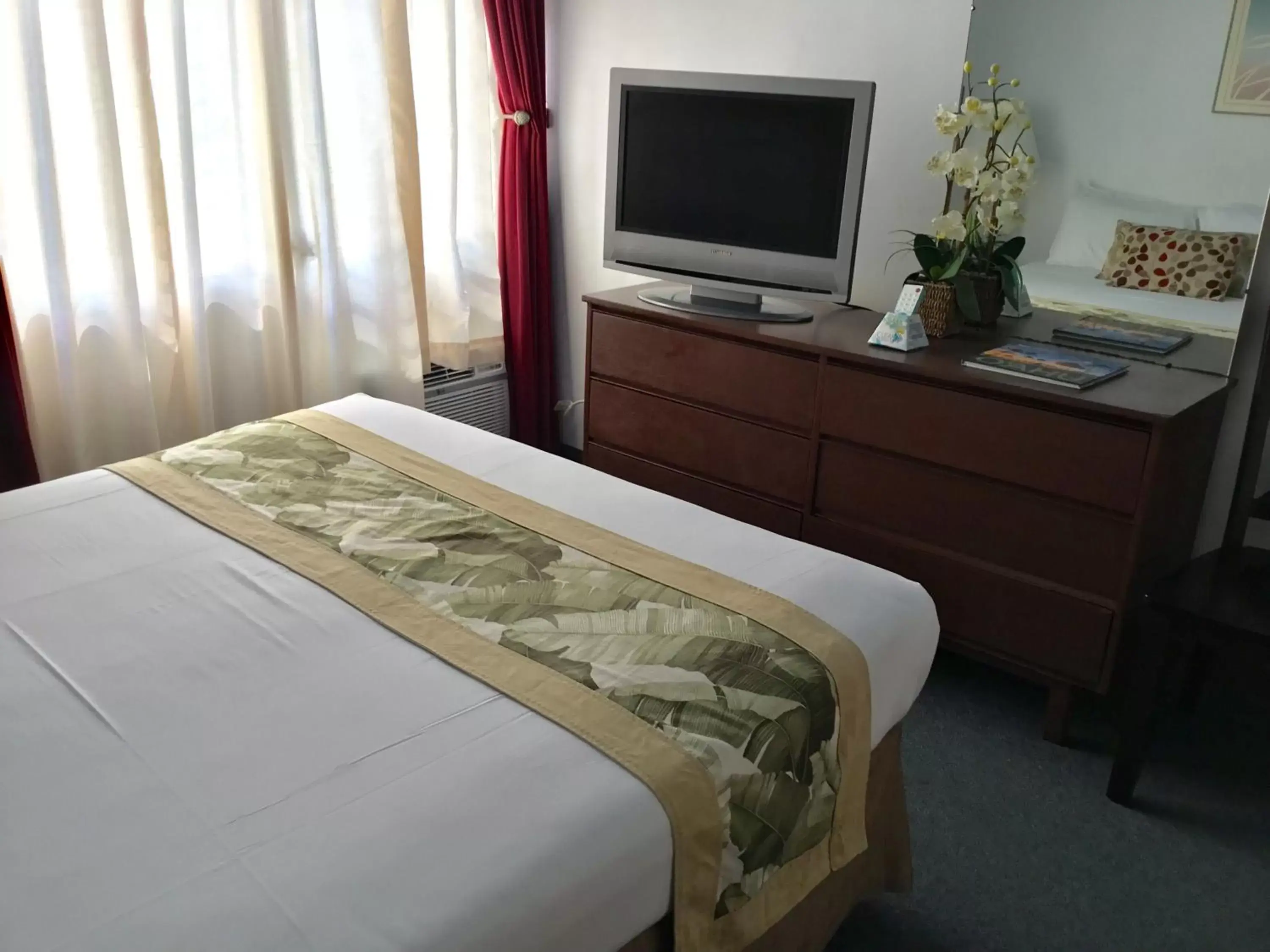 Bed, TV/Entertainment Center in Holiday Surf Hotel (with full kitchen)