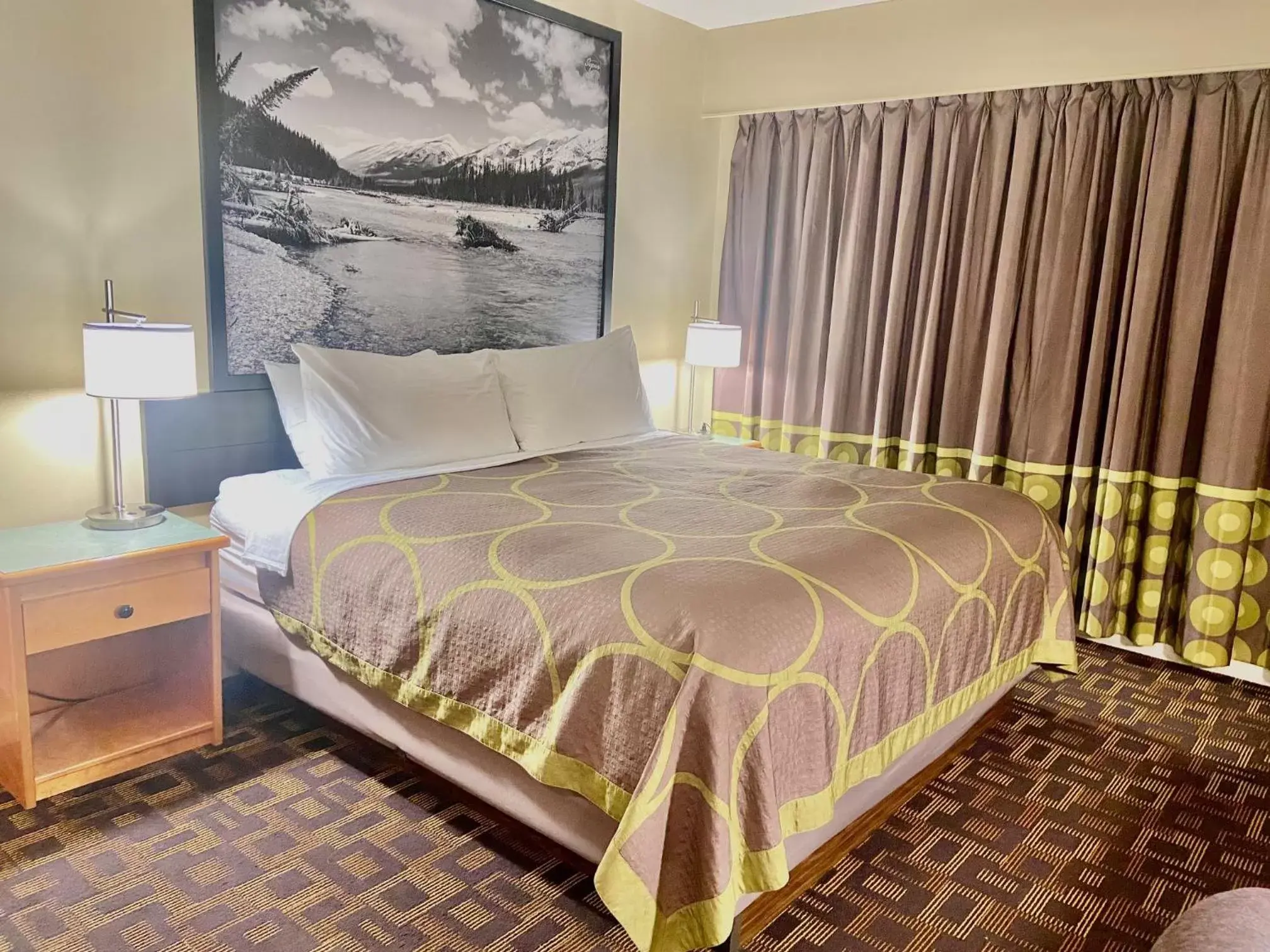 Bed in Super 8 by Wyndham Castlegar BC