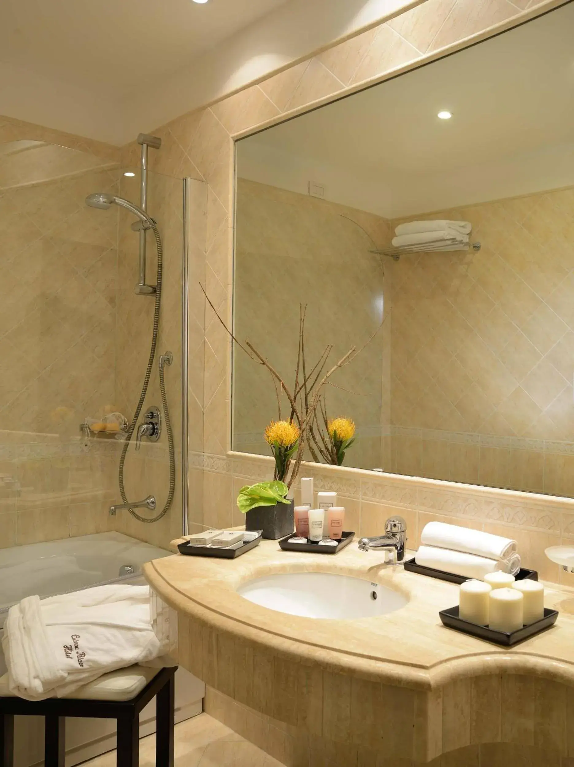 Triple Room in Colonna Palace Hotel Triple Room in Colonna Palace Hotel