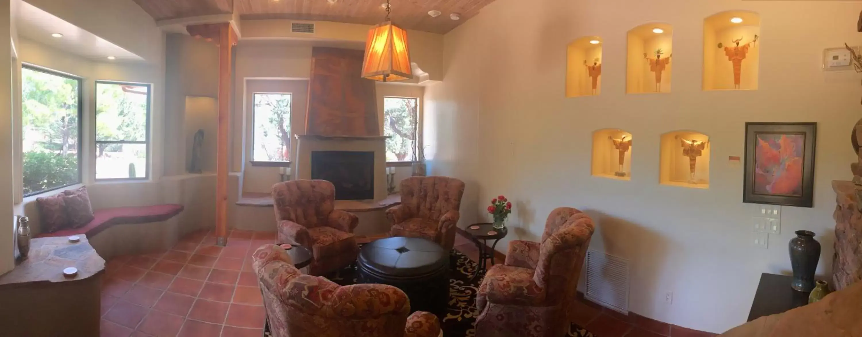 Communal lounge/ TV room in Casa Sedona Inn