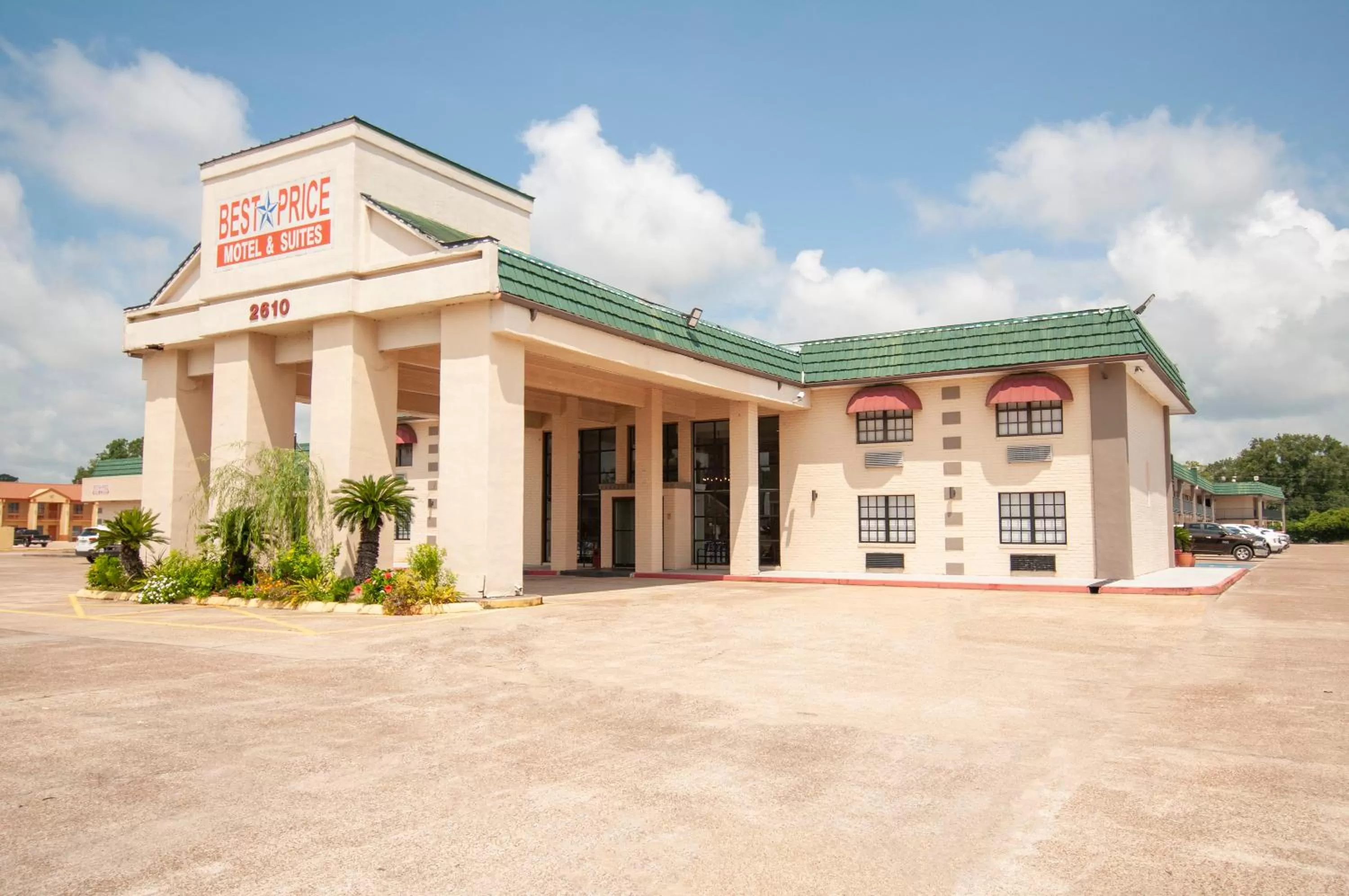 Property building in Best Price Motel & Suites