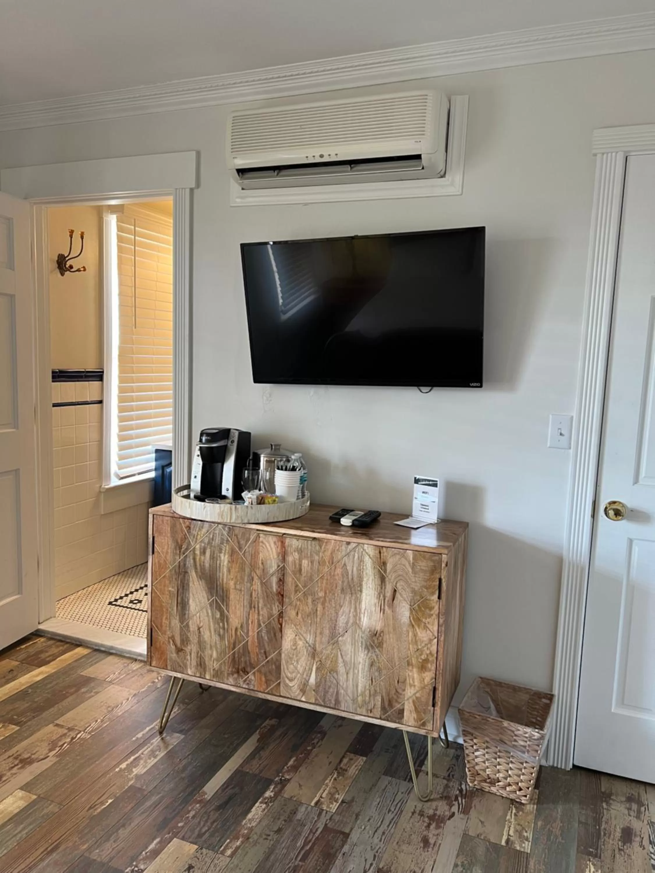 Bedroom, TV/Entertainment Center in Elaine's Cape May Boutique Hotel