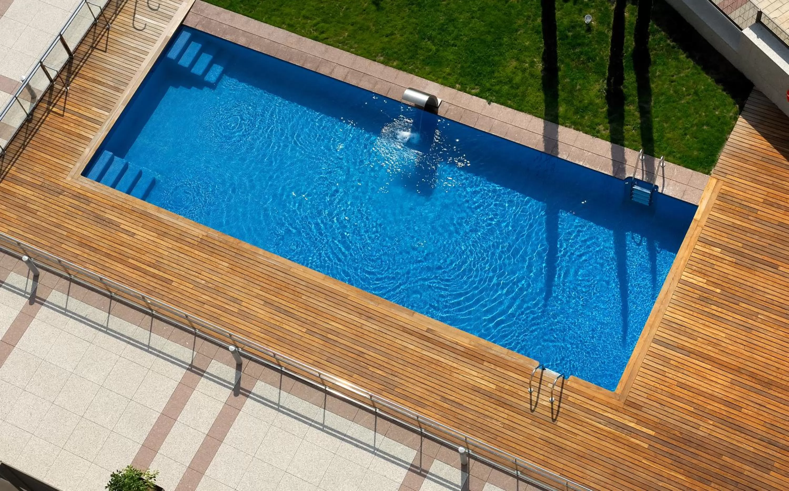 Swimming pool in Vincci Frontaura