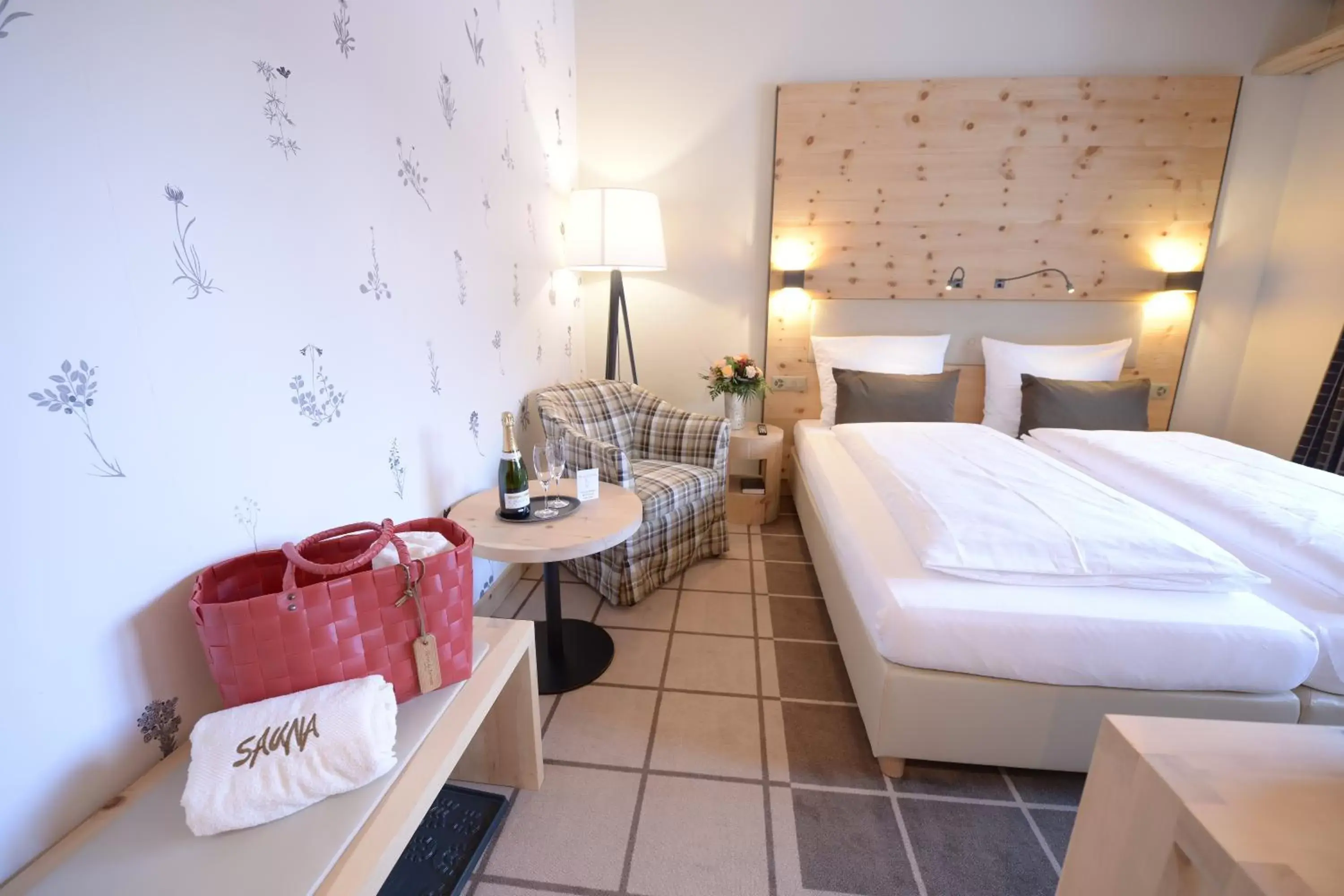 Photo of the whole room, Bed in Alpenhotel Fleurs de Zermatt