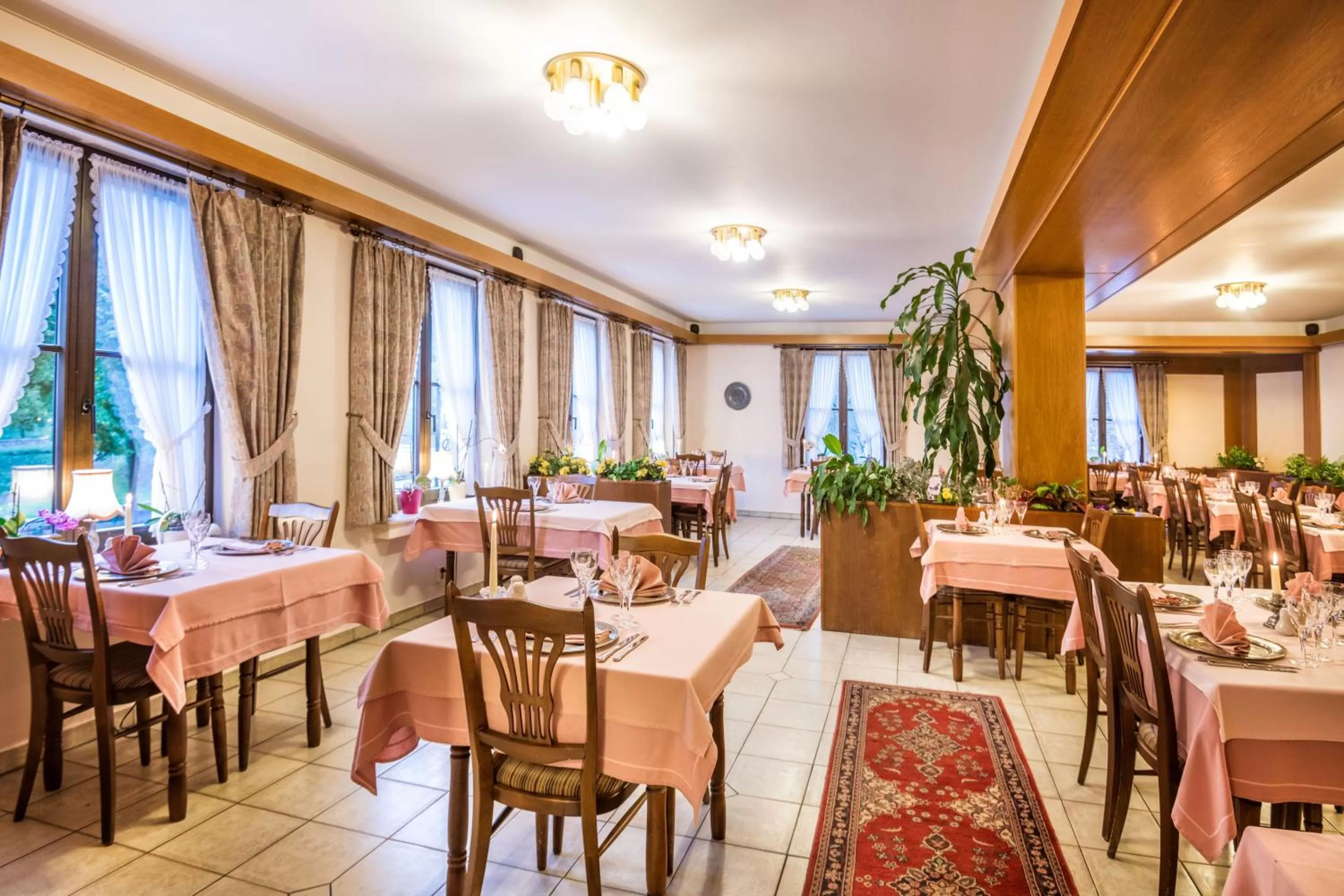 Restaurant/places to eat in Hotel Le Postillon