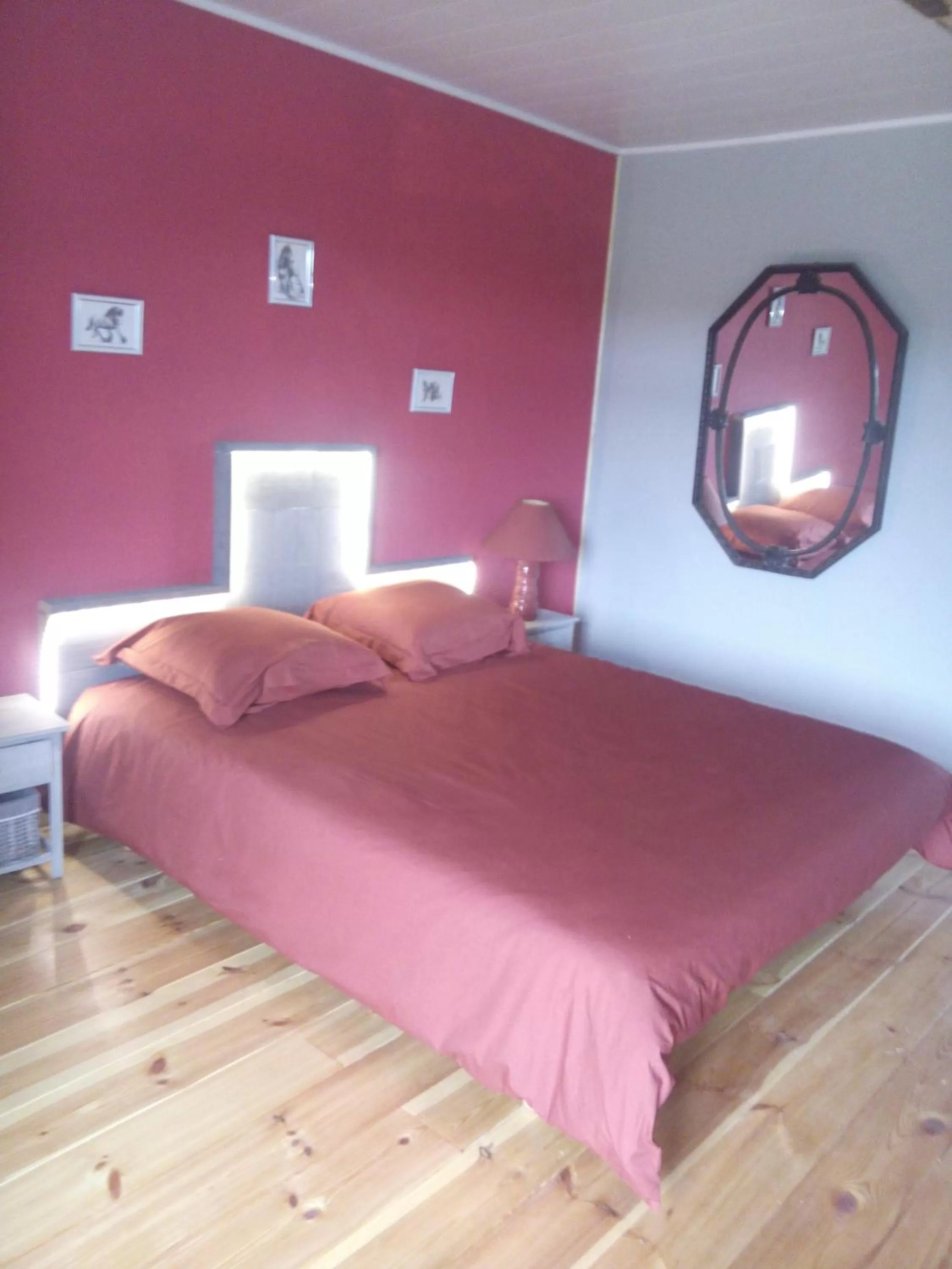 Photo of the whole room, Bed in Le Relais du Moulin