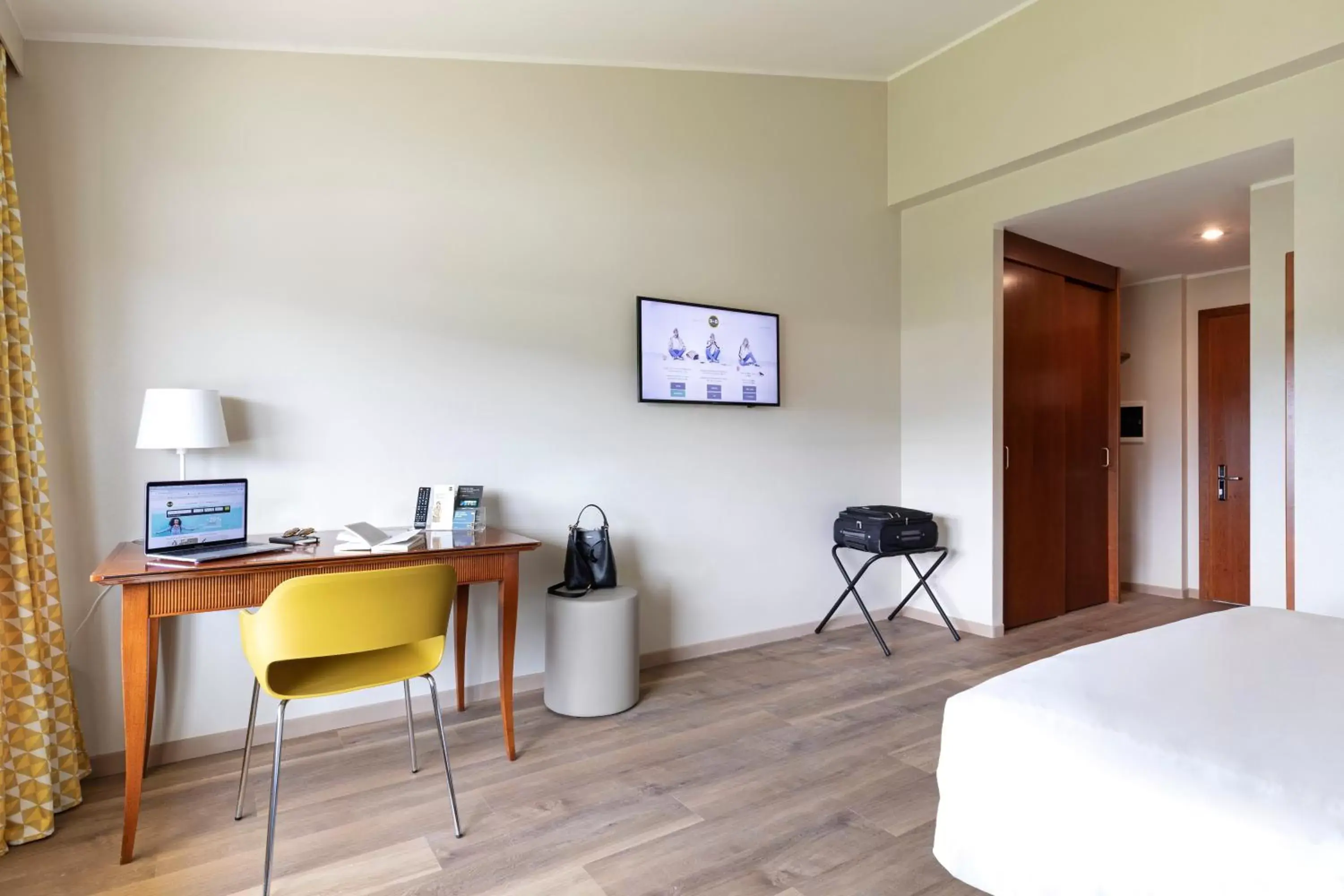 Bedroom, TV/Entertainment Center in B&B Hotel Affi - Lago di Garda