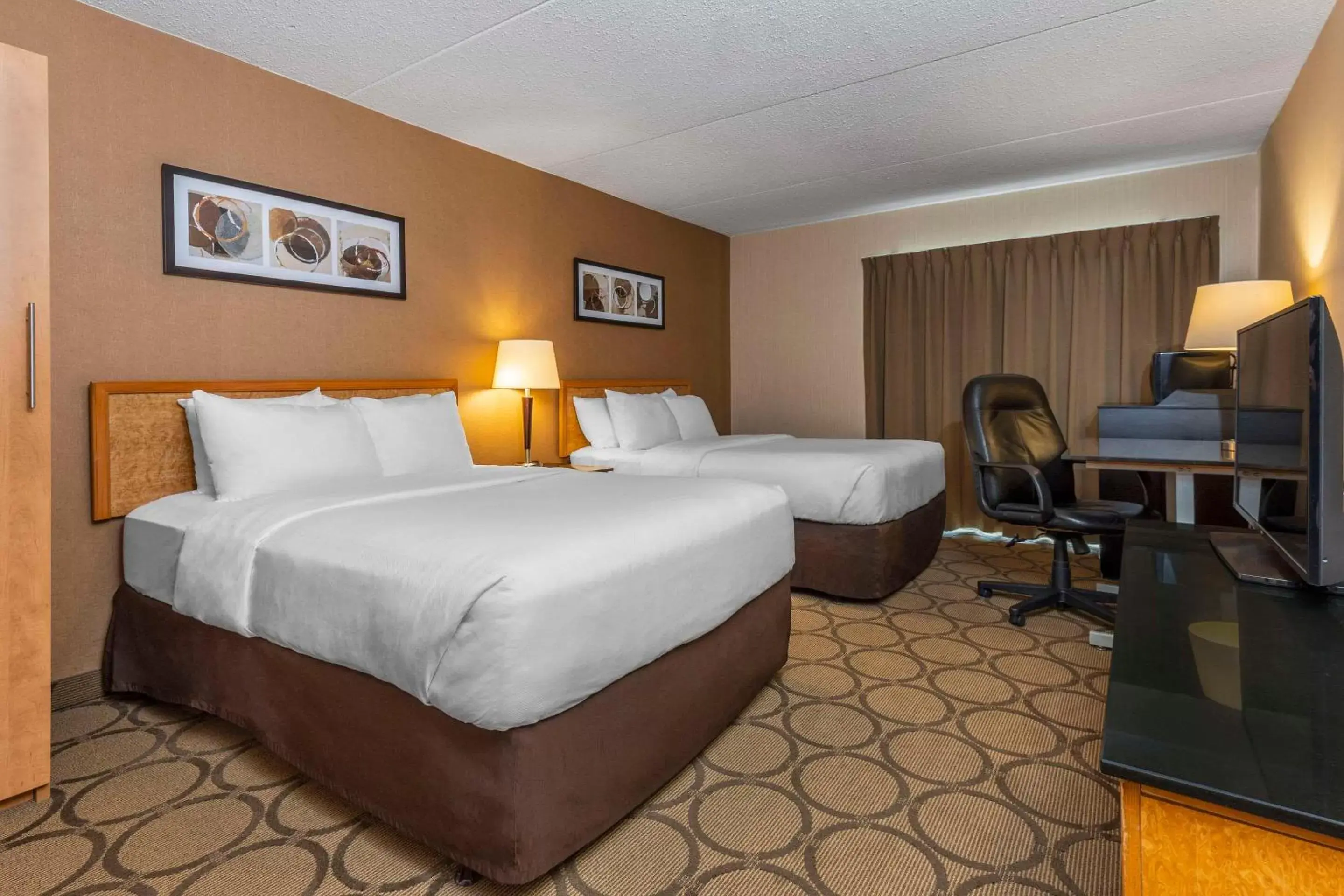 Bedroom, Bed in Comfort Inn Drummondville
