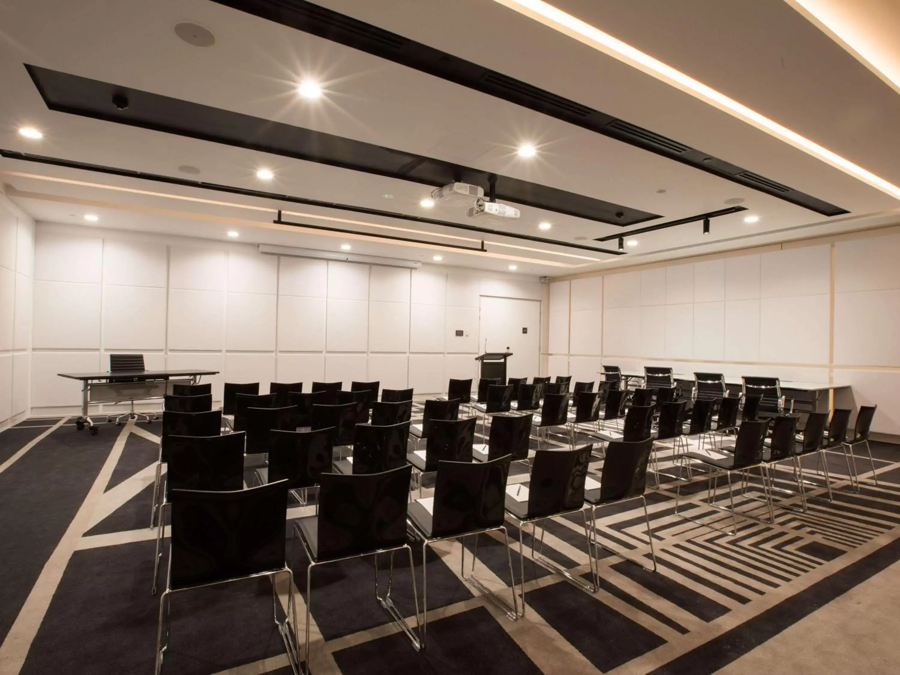 Meeting/conference room in Pullman Sydney Airport