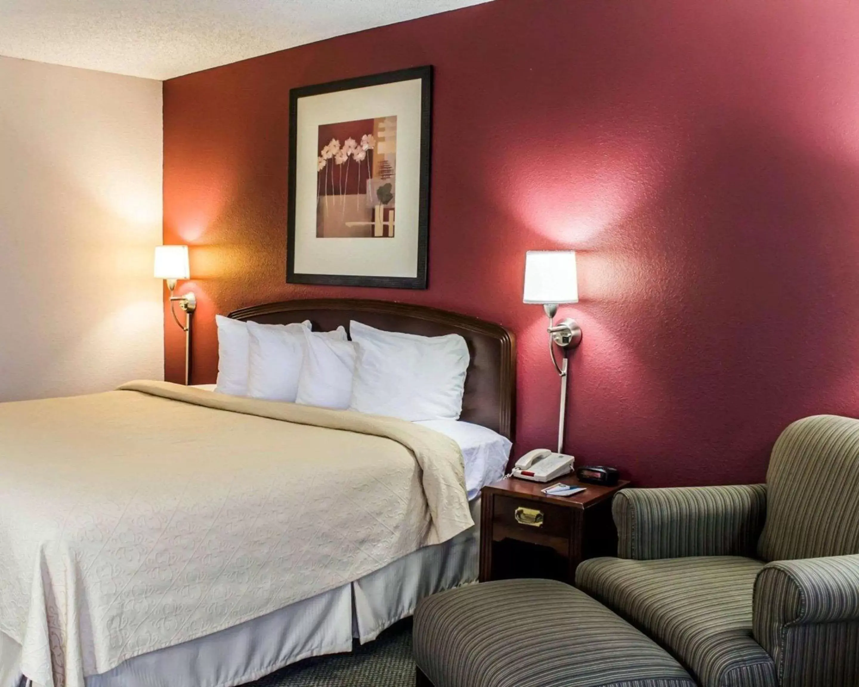 Photo of the whole room, Bed in Quality Inn Roanoke near Lake Gaston