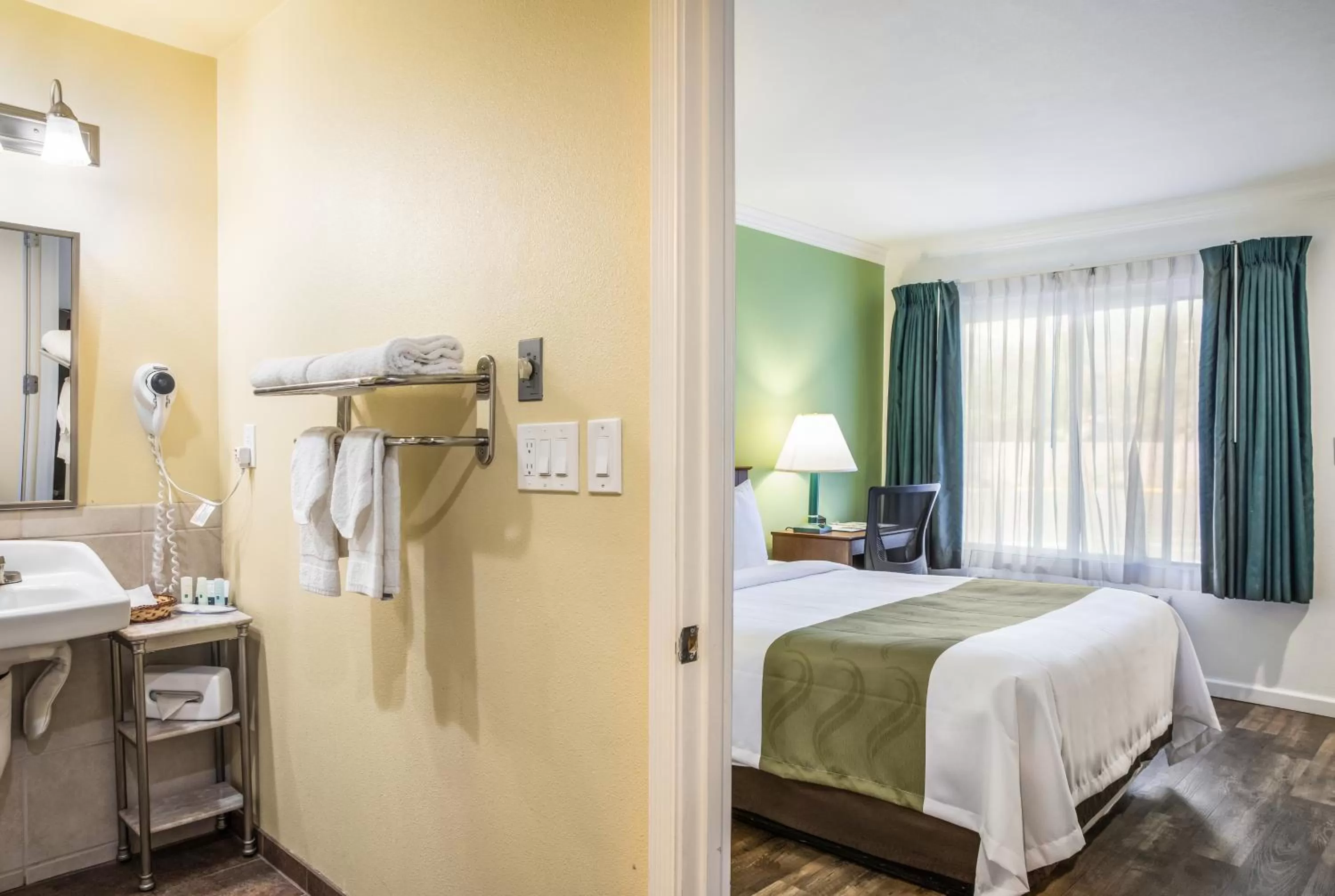 Photo of the whole room, Bed in Quality Inn Santa Barbara