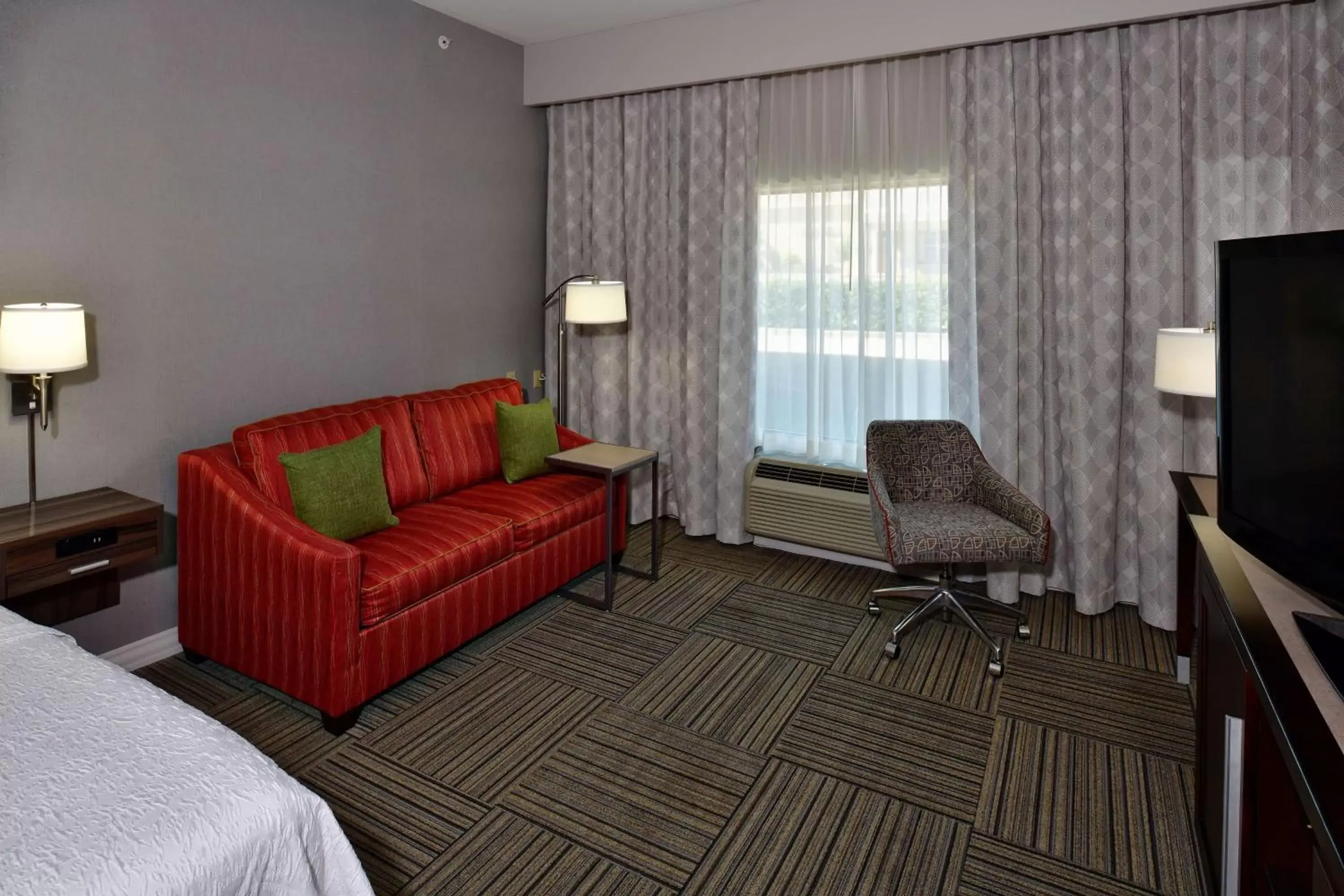 Bedroom, Seating Area in Hampton Inn & Suites Fredericksburg