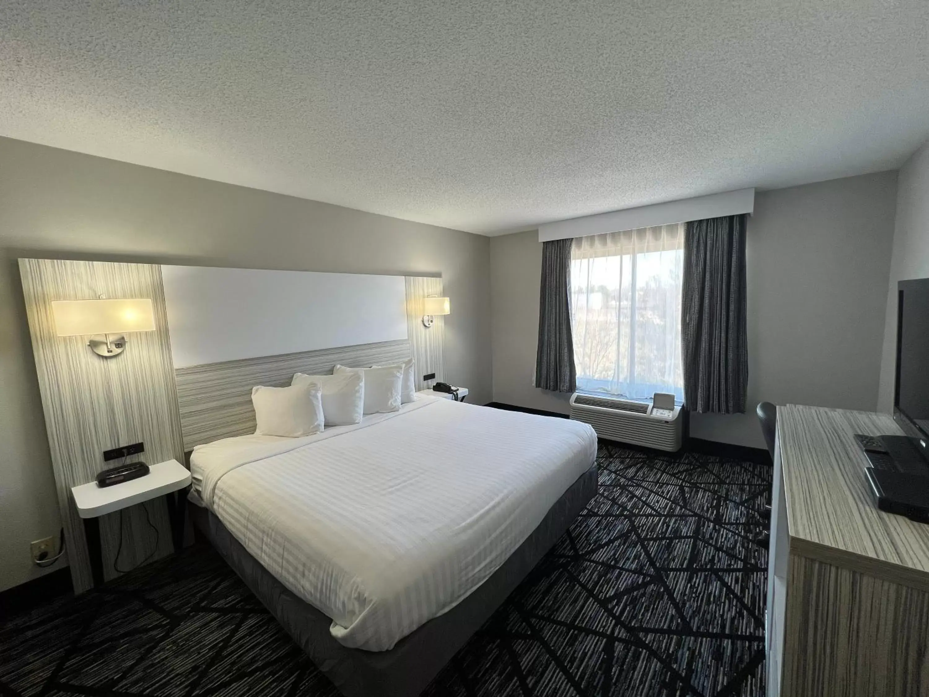 King Room with Roll-In Shower - Disability Access in Baymont by Wyndham Peoria King Room with Roll-In Shower - Disability Access in Baymont by Wyndham Peoria